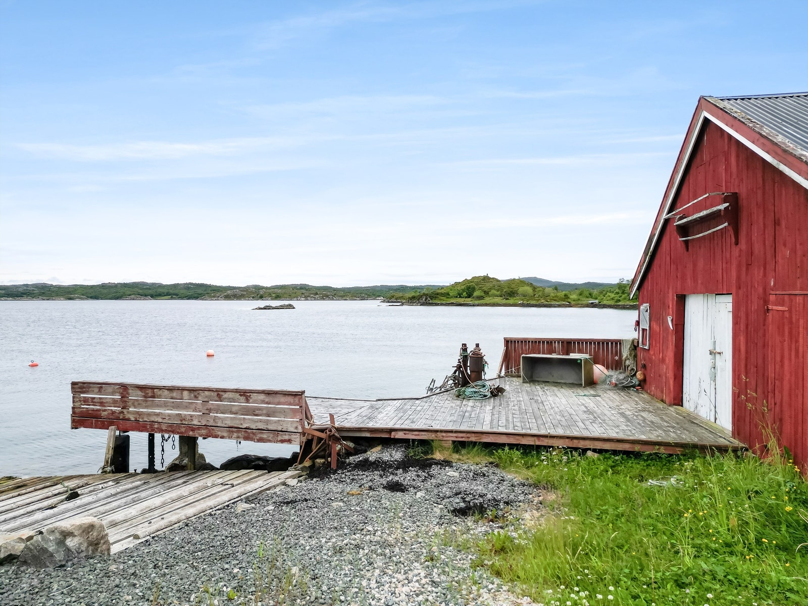 Eiendommen har også uhindret adgang til nordvestlige porter på naust, samt adgang til opptrekk av båt over eksisterende båtopptrekk. Det er muligheter for å etablere oppstillingsplass for bobil bak naustet, samt legge inn strøm Galleribilde