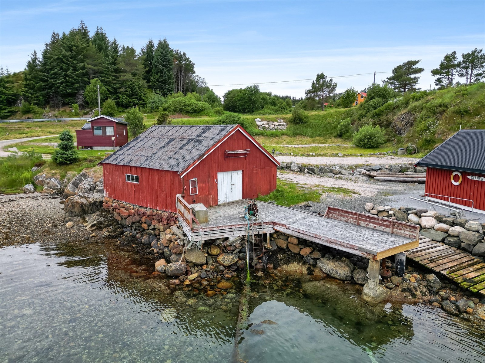 Med tomten følger det rett til naust og pir nede ved Barmfjorden. Naustet er på ca 7,25 x 7,2 meter, med gesimshøyde ca 1,8 m og mønehøyde på ca 4,2 meter Galleribilde