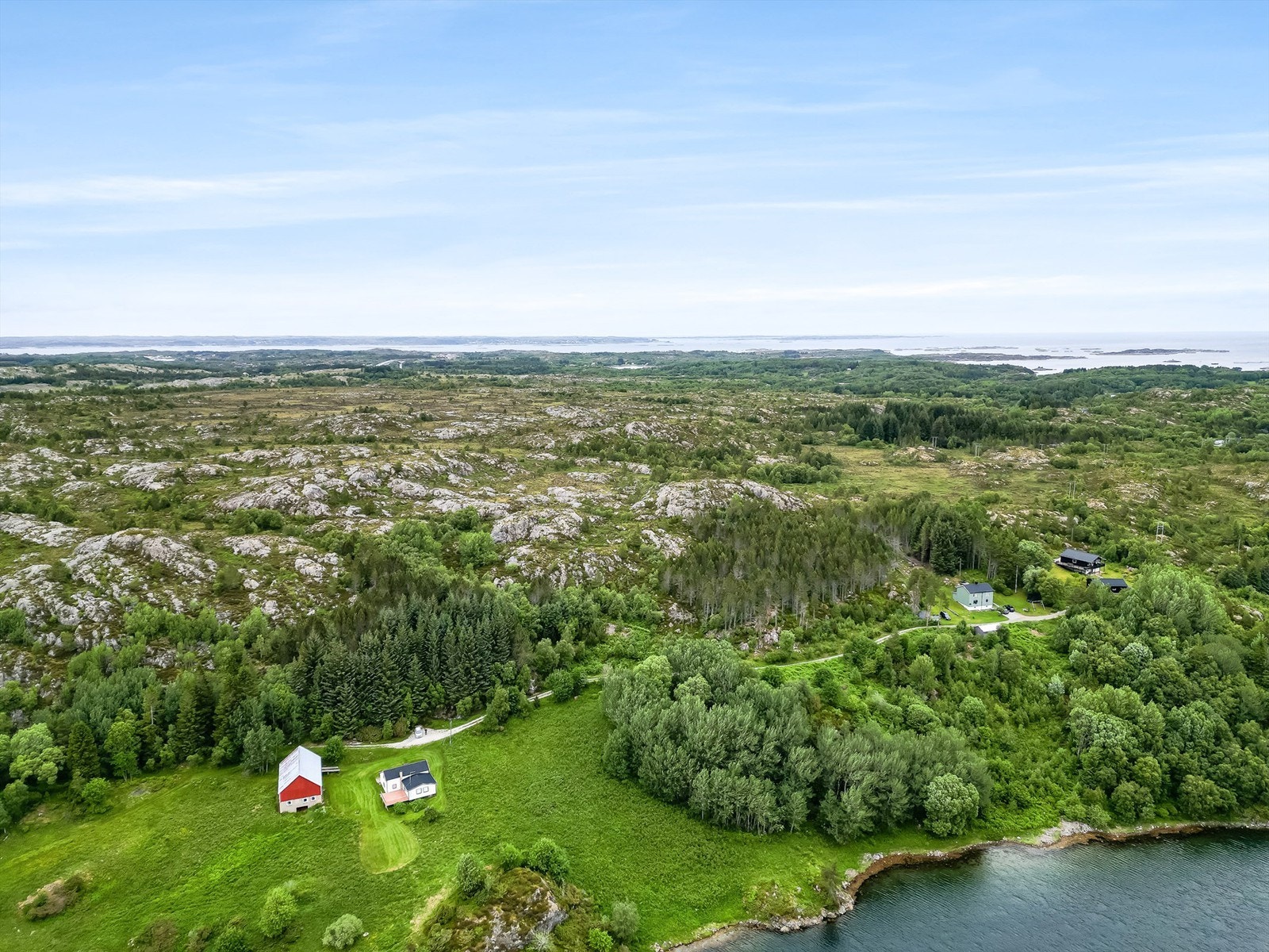 Nærbutikken Melandsjø er nærmeste dagligvare, og ligger kun 10 minutter med bil unna. Det finnes også en rekke av andre servicetilbud i sentrum, og Fillan holder til kun 9 minutter med bil unna. Galleribilde
