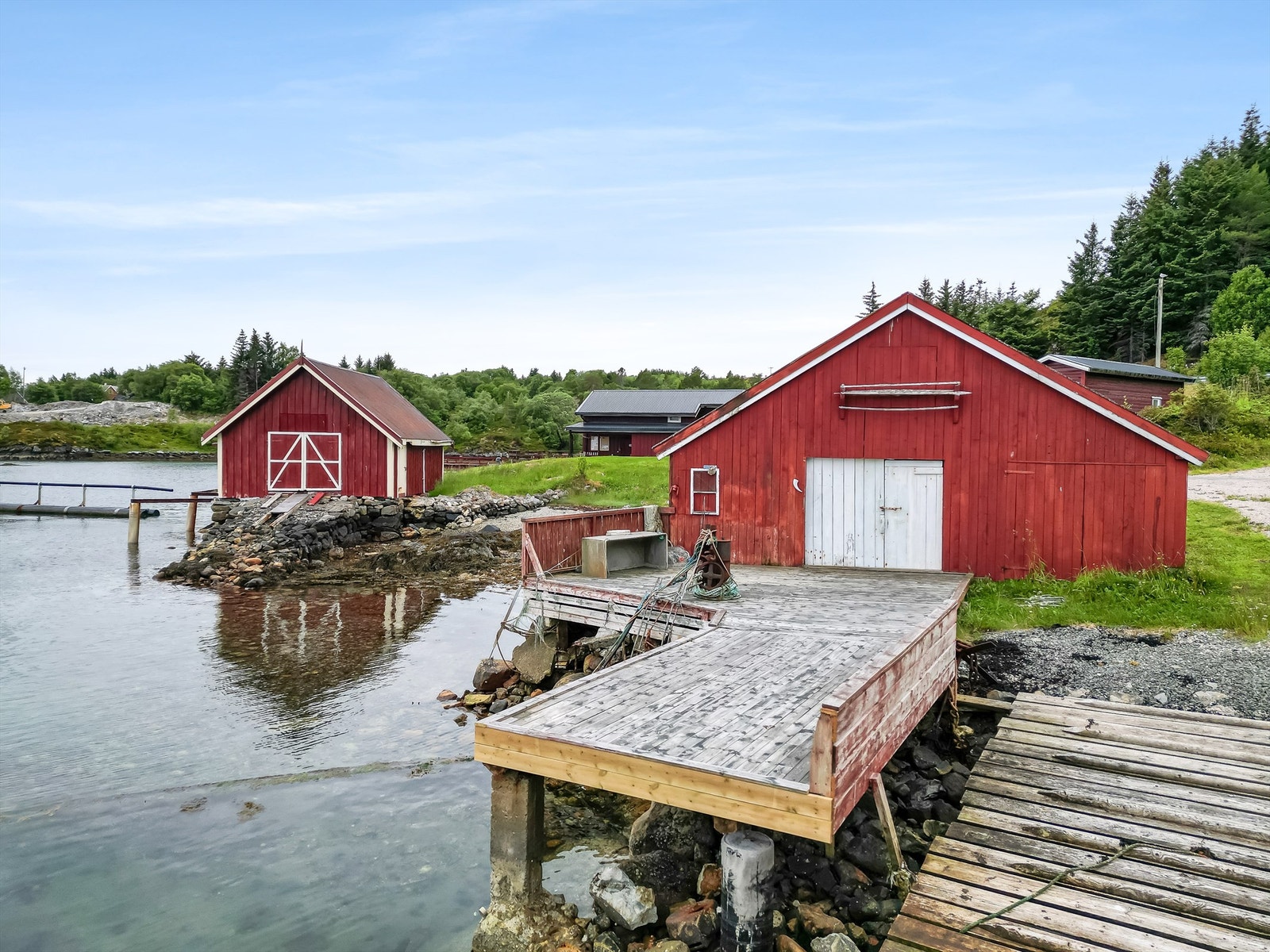 Eiendommen har videre bruksrett til eksisterende båtutlegg, samt et nytt dragerutlegg som plasseres midt mellom eksisterende utlegg og kaifront utenfor naustet. Galleribilde