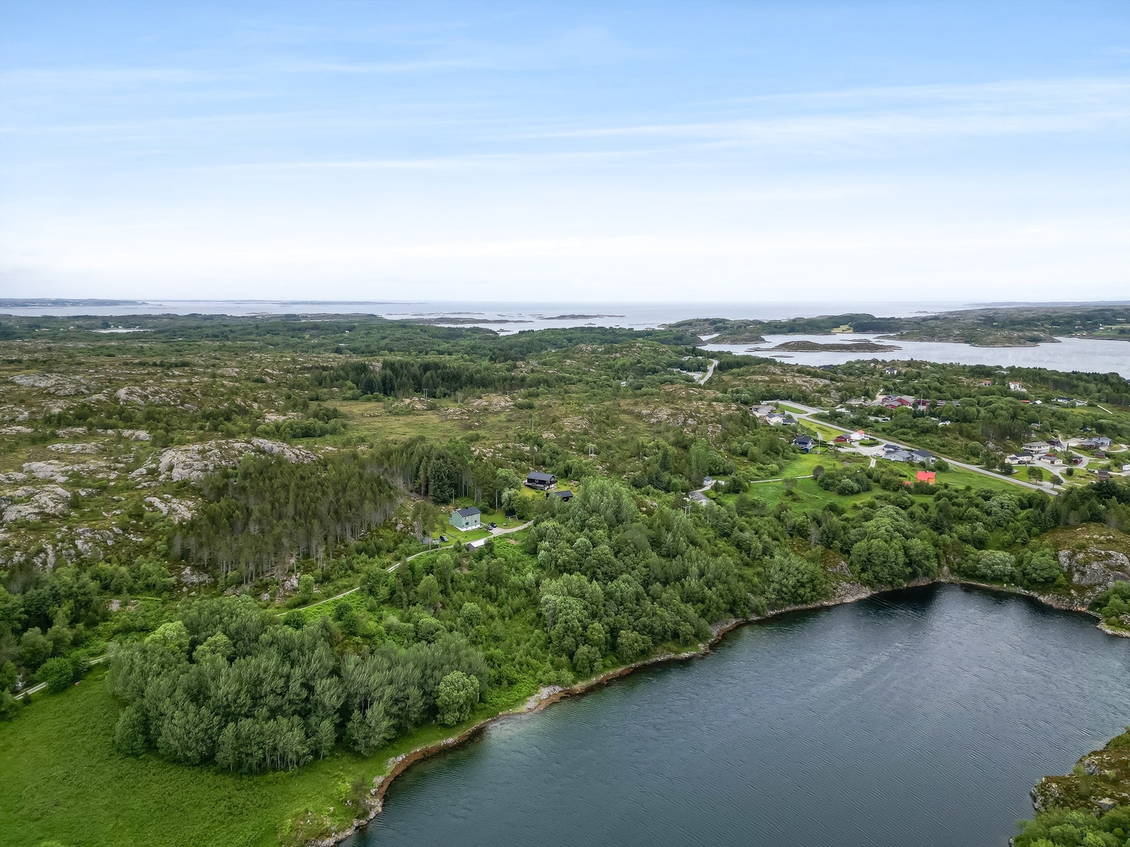Eiendommen har en særdeles idyllisk og flott beliggenhet ved Bøstingvatnet, ca. 2 timer med bil fra Trondheim. Her kan du nyte stillheten og roen med sjøen som nærmeste nabo. Galleribilde