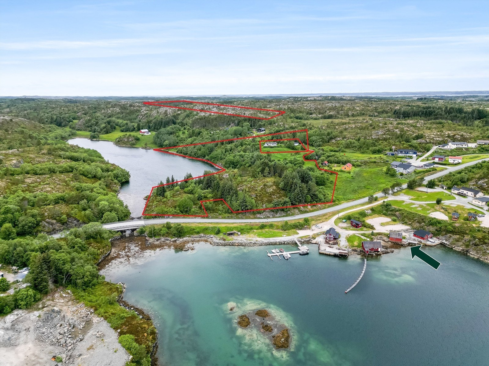 Velkommen til Bøstingveien - og denne idylliske landbrukstomten i naturskjønne omgivelser på Barmanfjorden / Hitra! Grensene på bildet er tegnet opp for hånd og må betraktes som et cirkaareal Galleribilde