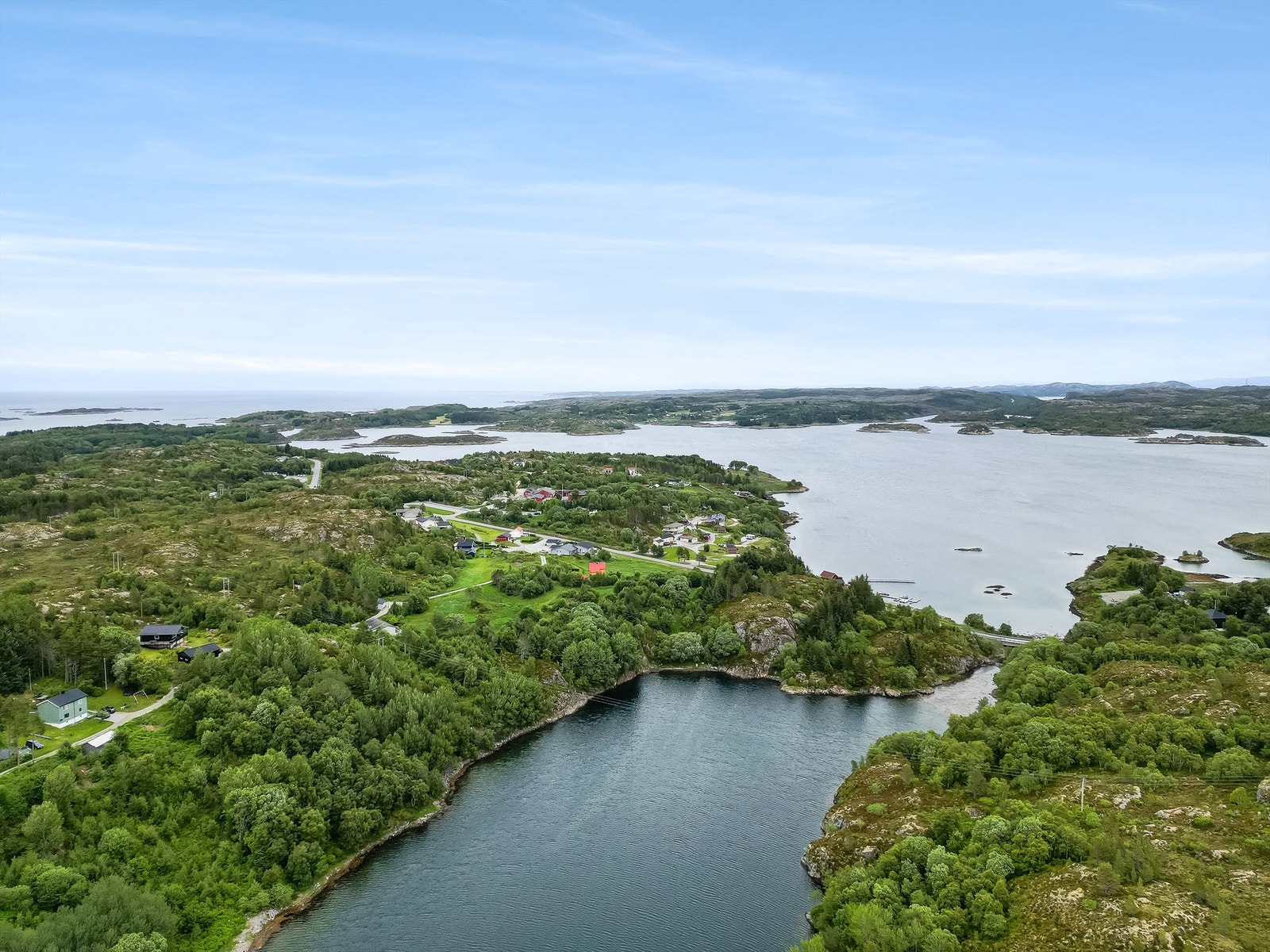 Eiendommen er ideell for å skape småbruksdrømmen. Oppføring av bolig/våningshus eller lignende er søknadspliktig og må godkjennes av kommunen. Galleribilde