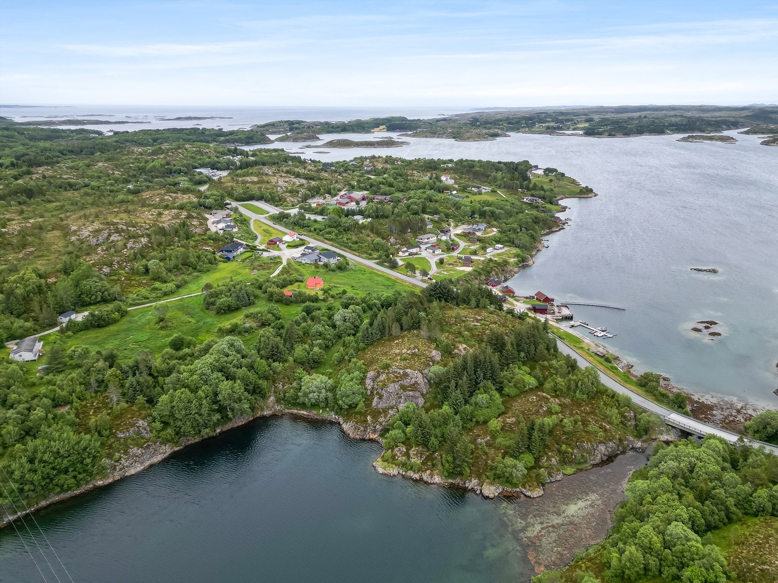 Brygga på Ansnes og Knarrlagsund kan ellers by på særdeles hyggelige spisesteder med god mat basert på tradisjonelle oppskrifter. Galleribilde
