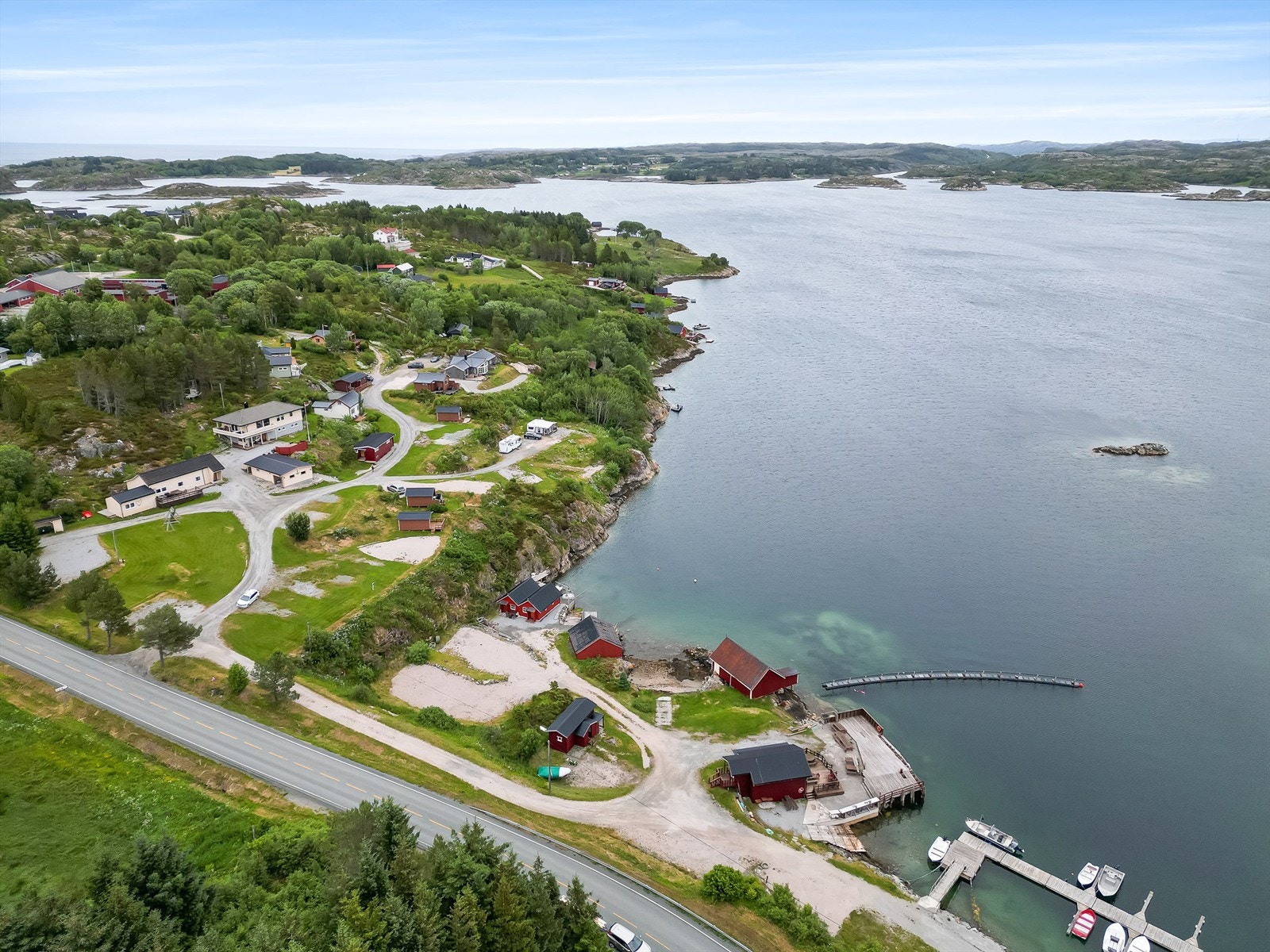 Eiendommen har nærhet til Dolmøya, Ansnes og Knarrlagsund, med yrende båtliv. Her er det særs gode mulighet for fiske, vannsport, padling og en rekke andre sommeraktiviteter. Galleribilde