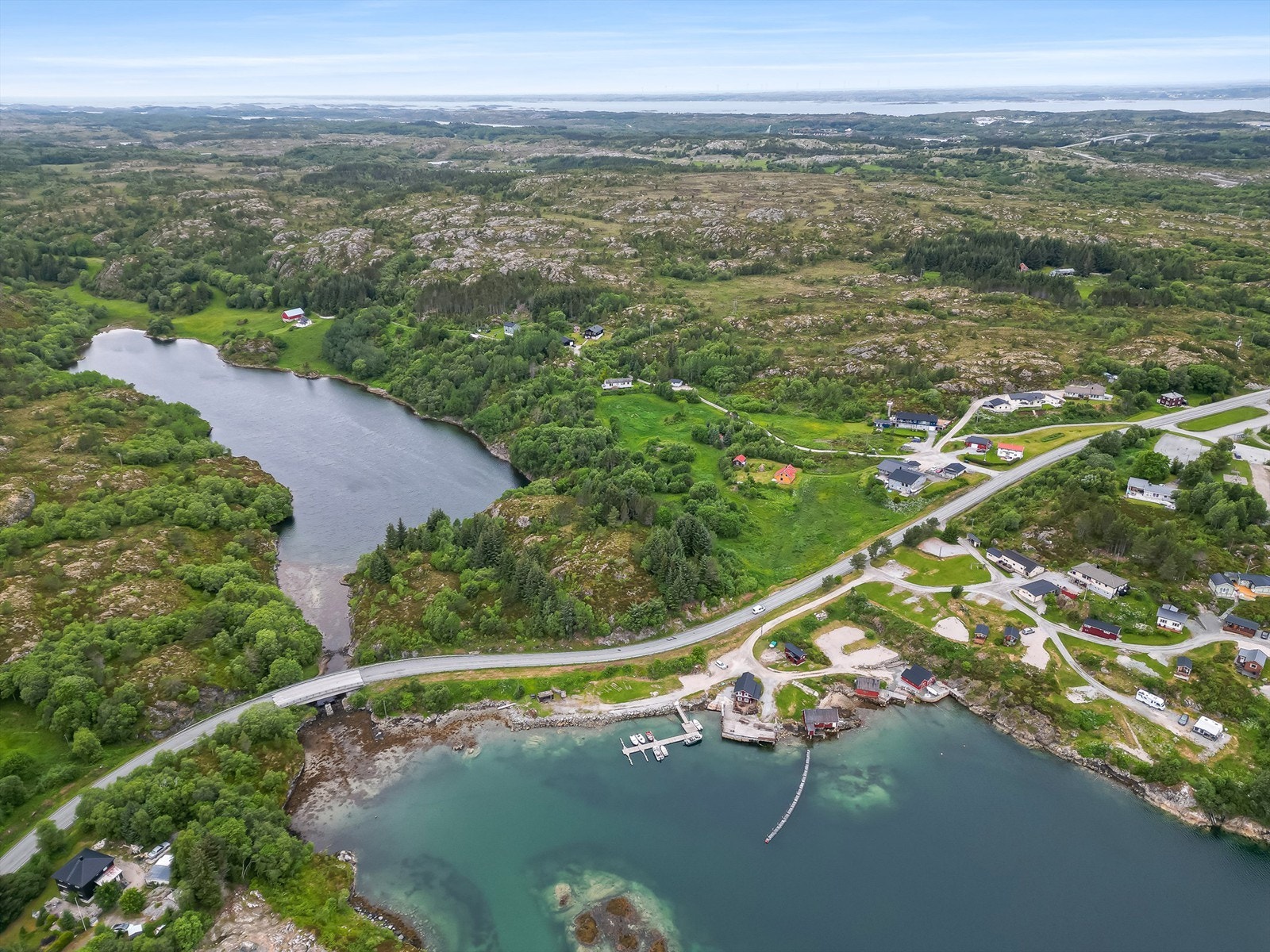 Med båt er det kort vei til mange av de vakre holmene i den vakre skjærgården. Det arrangeres årlig festivaler, sommershow, konserter og utstillinger, både på Ansnes og Knarrlagsund. Galleribilde