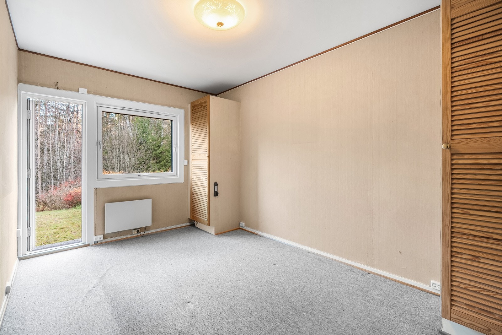 I rekkehuset er det tre soverom som er praktisk samlet i underetasjen. Utgang til hage. Galleribilde