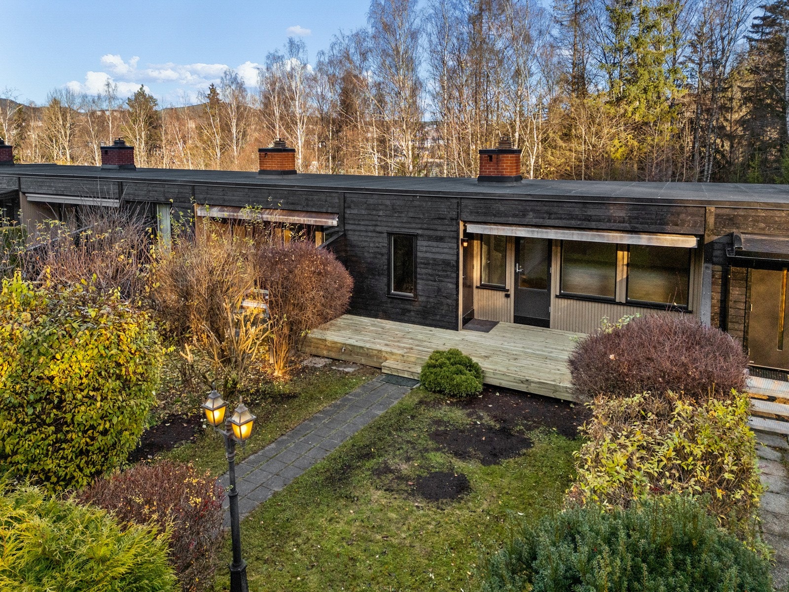 Rekkehuset har uteplasser på begge sider med en skjermet adkomstterrasse på ca. 18 kvm, samt en fin, disponibel hagedel. Galleribilde