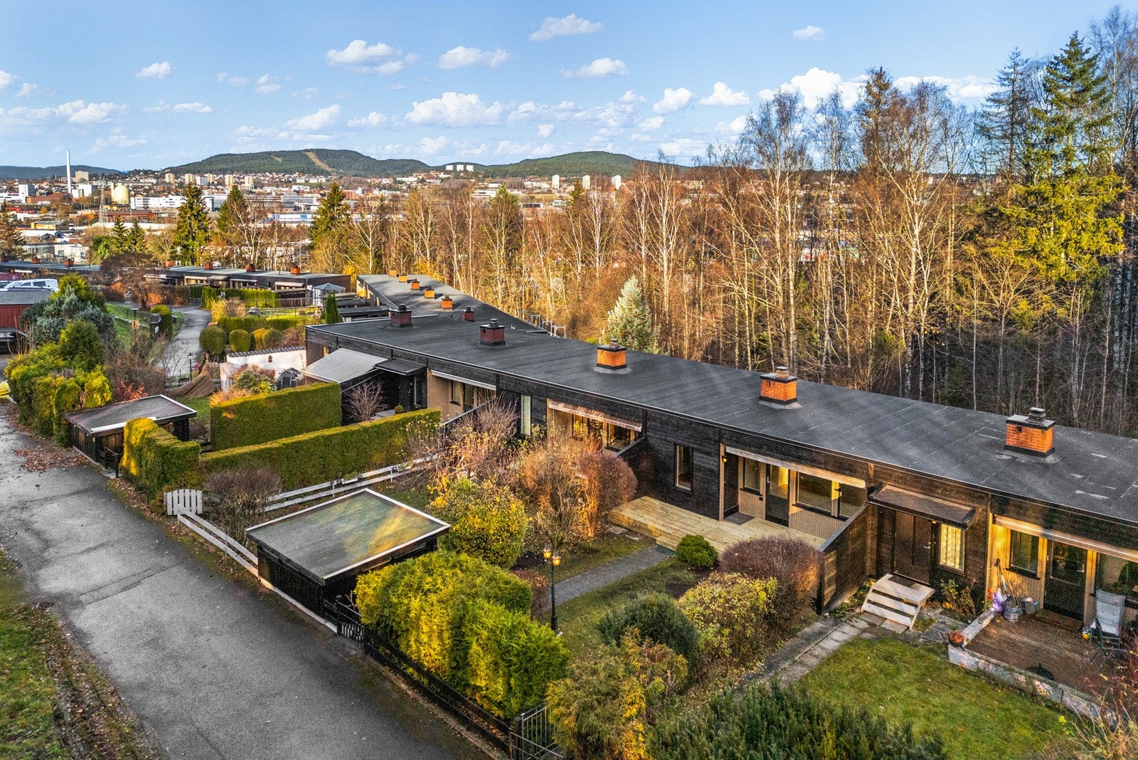 Eiendommen ligger i et barnevennlig og veletablert boligområde på Tveita i Oslo. For øvrig er taket tekket om i 2021 i regi av brl. Galleribilde
