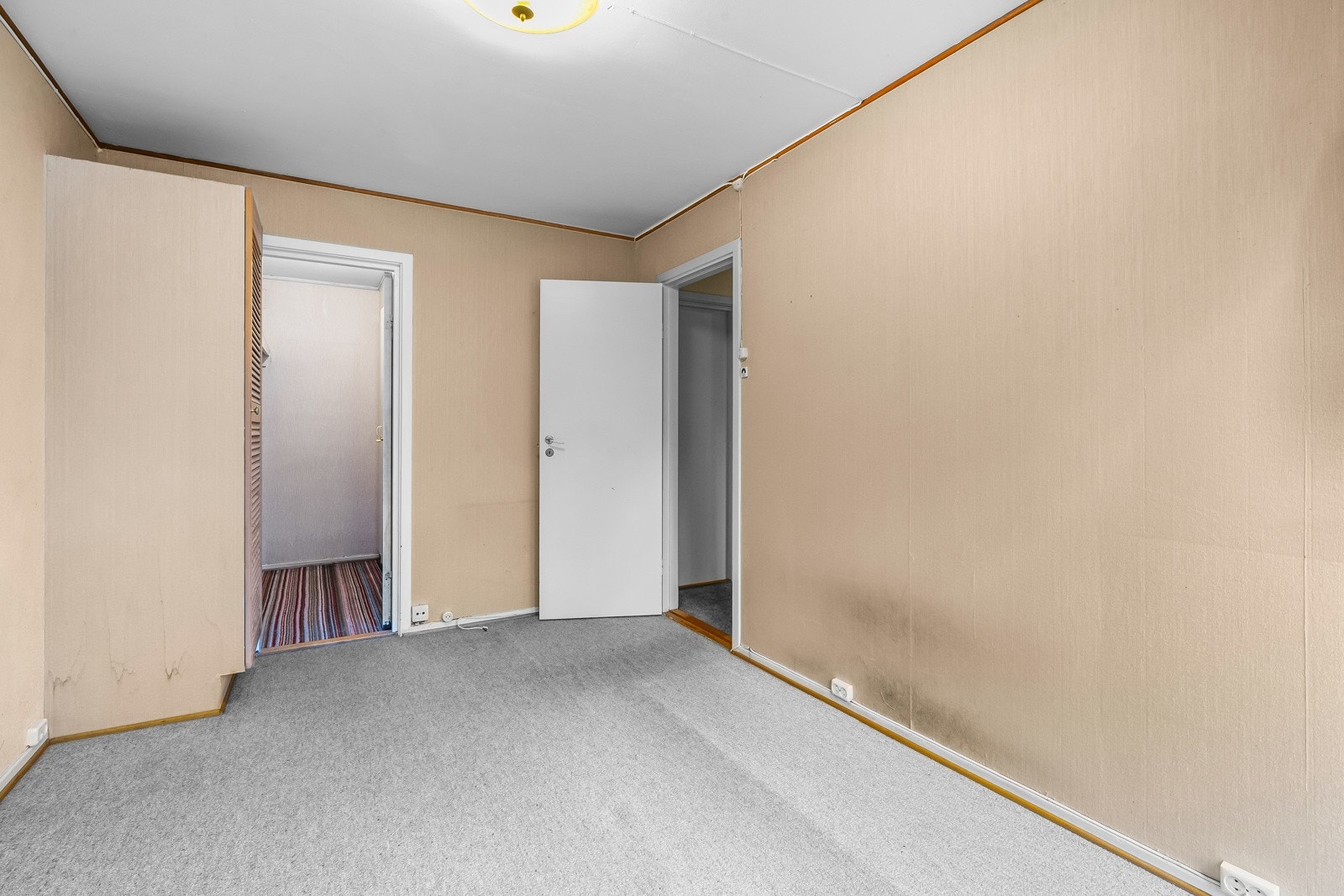 Hovedsoverommet er av god størrelse med plass til dobbelt seng og tilhørende møblement. Galleribilde