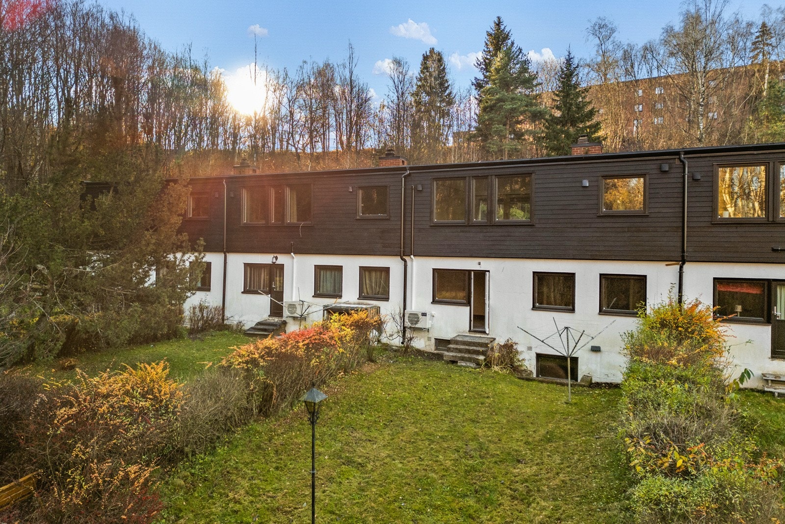 Boligen har nettopp blitt etterisolert og fått nye vinduer og fasade i regi av borettslaget. Det har også blitt satt inn varmepumpe. Galleribilde