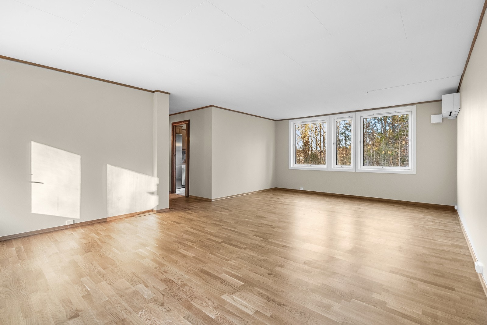 Rommet har en avlang form som er enkel å innrede med både langbord og en stor sofagruppe. Galleribilde