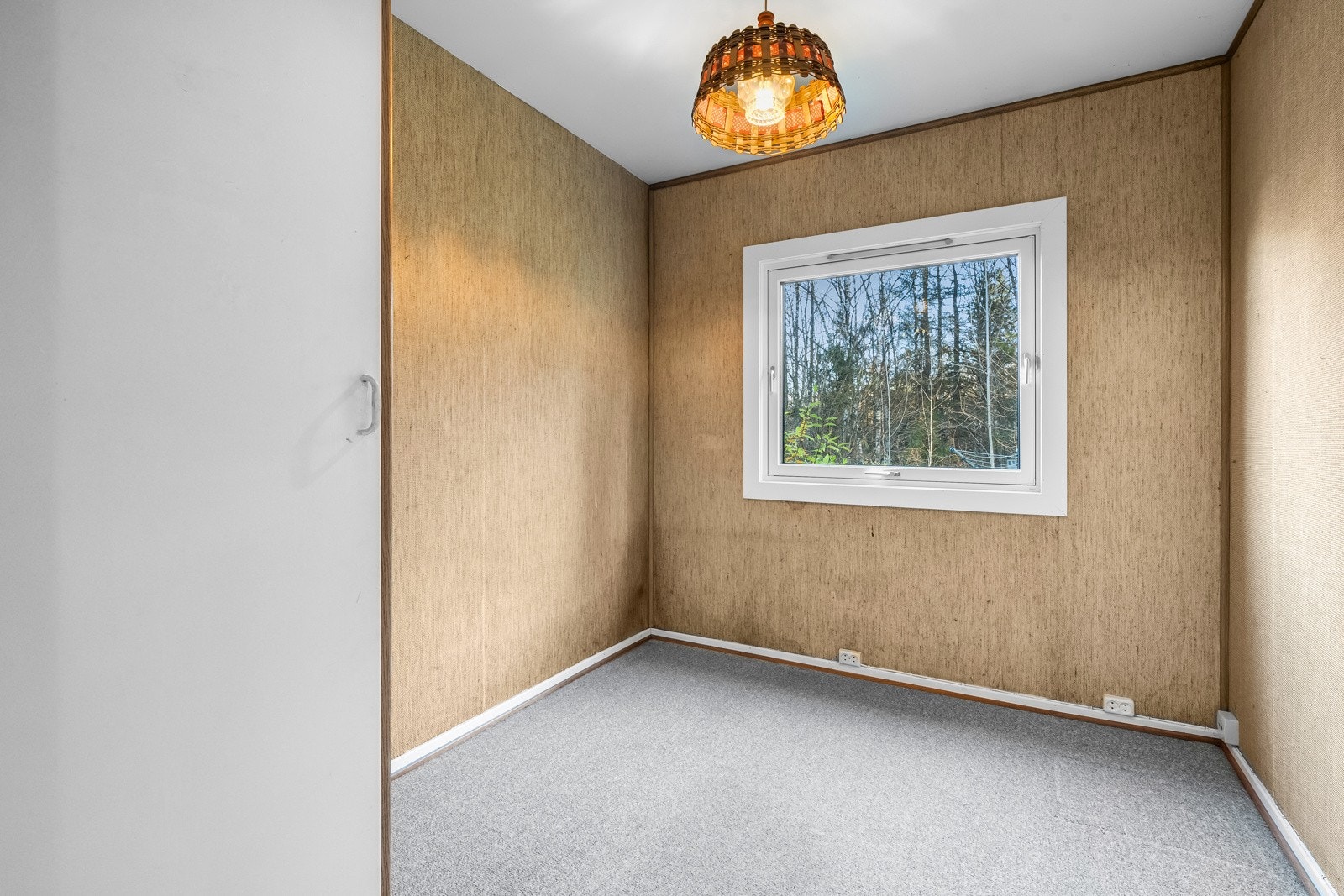 Soverom II. Soverommene vender ut mot hagdelen og får godt med naturlig lysinnslipp fra store vindusflater. Galleribilde