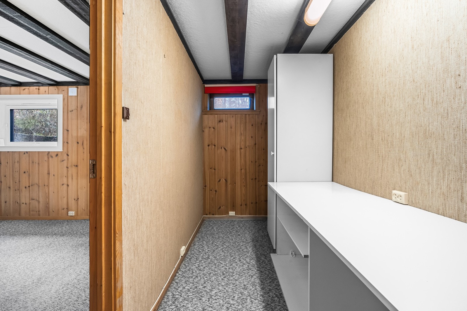 For lagring er det en bod i kjelleretasjen, samt en utebod på fremsiden av huset. I tillegg er det to boder med adkomst fra gangen utenfor soverommene. Galleribilde