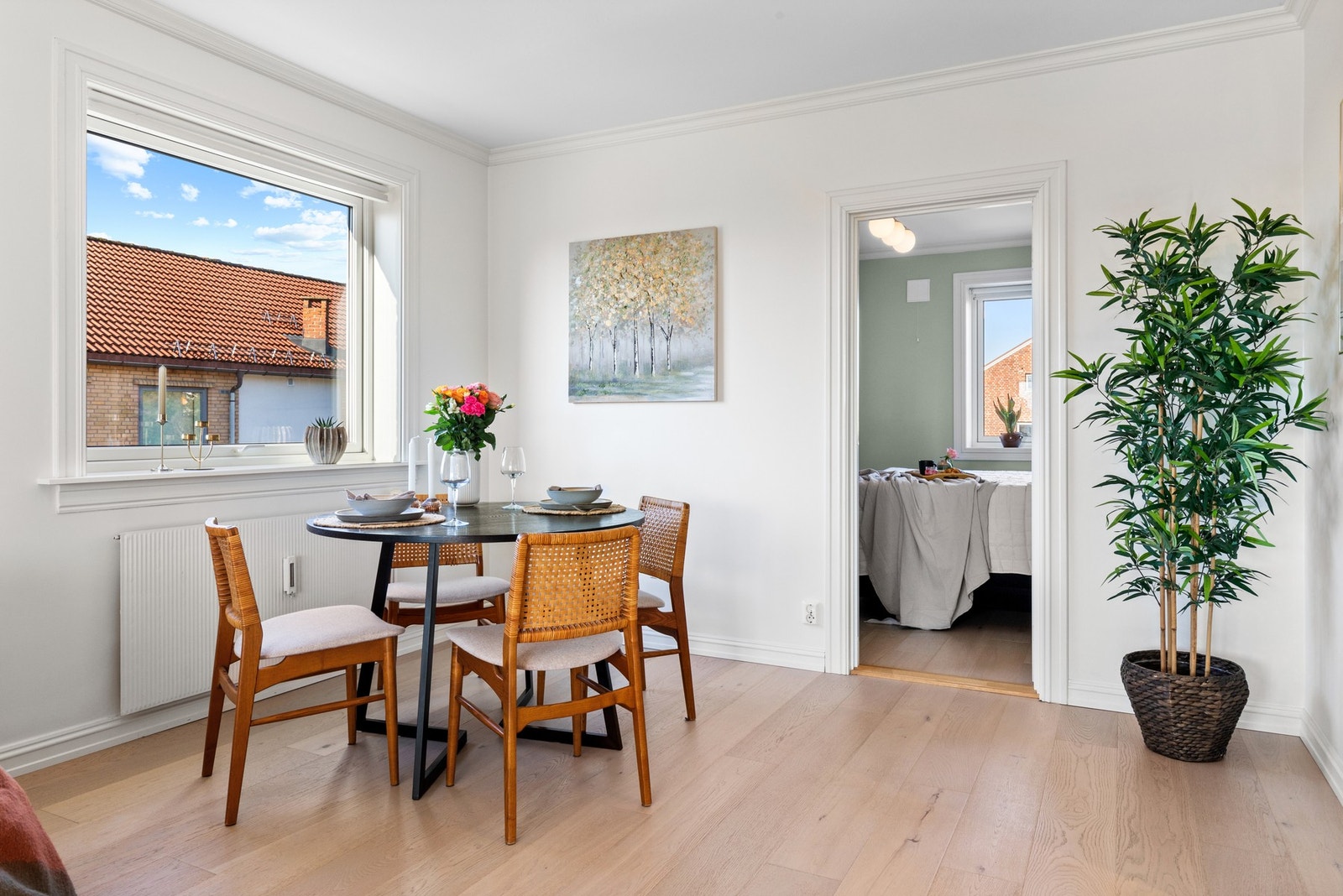 Det er fin plass til større spisebord - om ønskelig Galleribilde