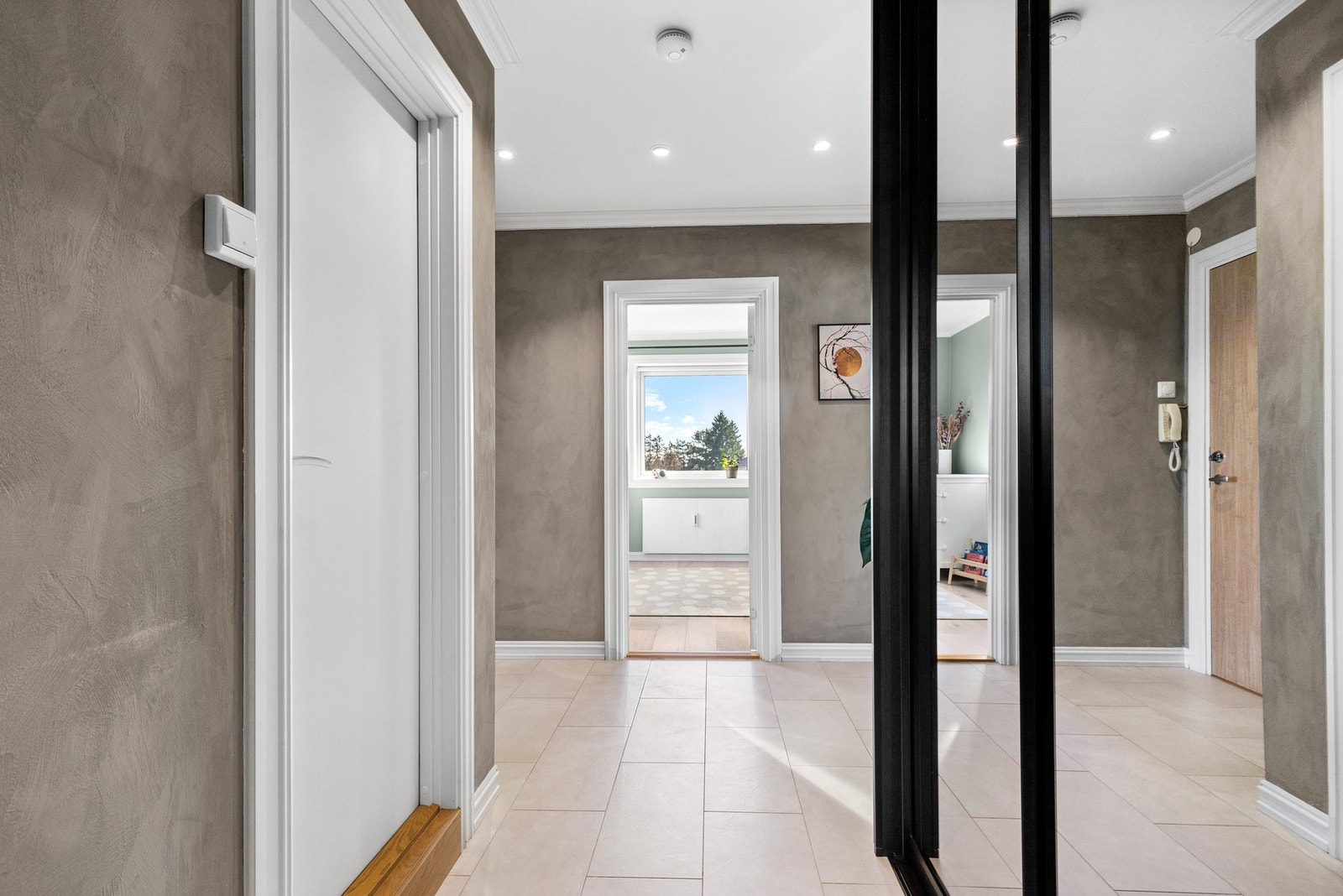 Vegger malt i kalkmaling som gir en pusset finish Galleribilde