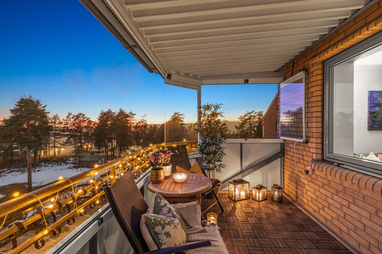 Leiligheten har en utmerket internplassering på enden i toppetasjen/fjerde etasje Galleribilde