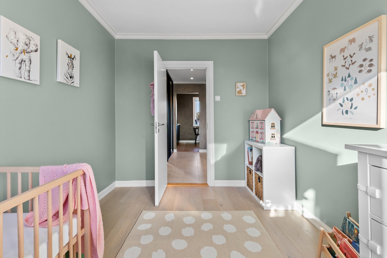 Leiligheten er jevnt vedlikeholdt med pene overflater, enstavs parkettgulv og flere fine oppgraderinger fra senere år Galleribilde