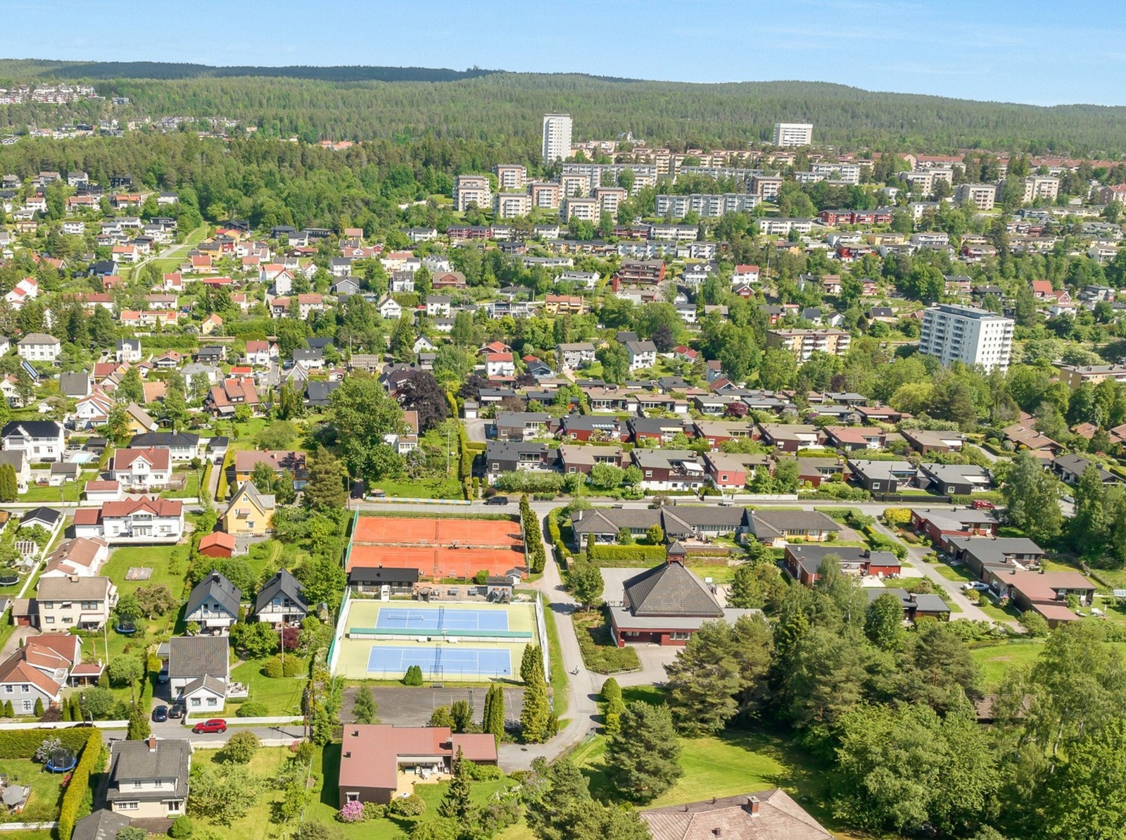 Golia Tennisklubb. Klubben har en sosial profil for ung som for gammel og tilbyr et av byens rimeligste tennismeldemskap Galleribilde