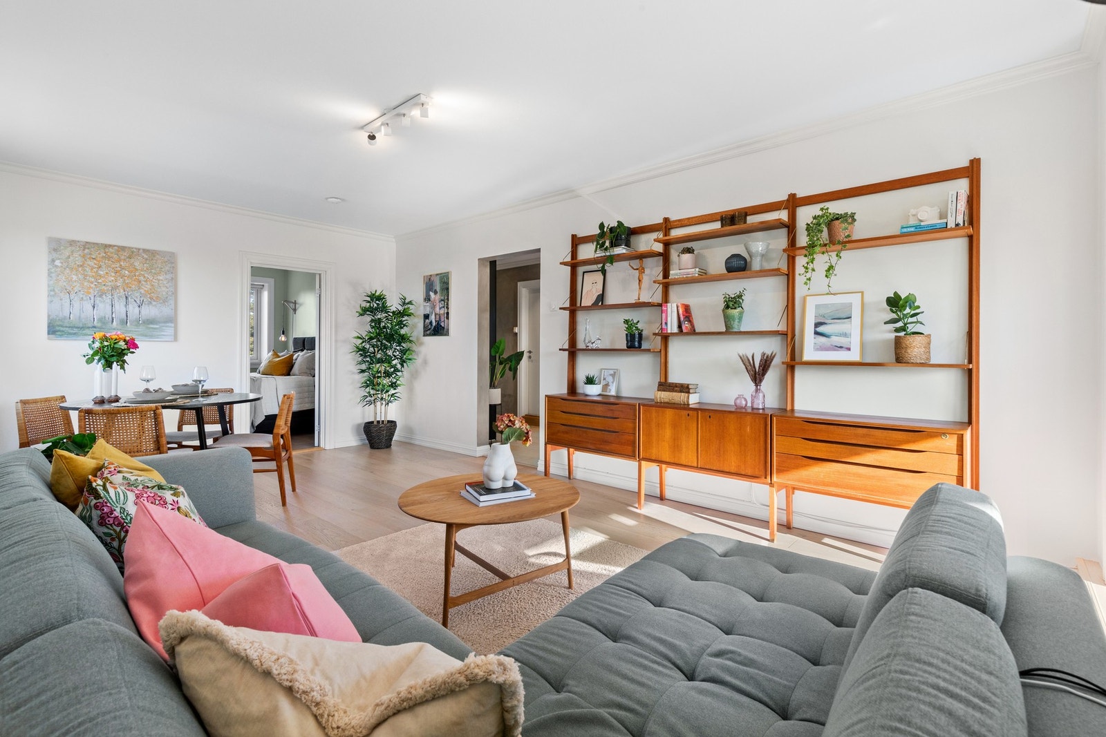 Stuen er lys og luftig med god takhøyde, vinduer på to sider Galleribilde