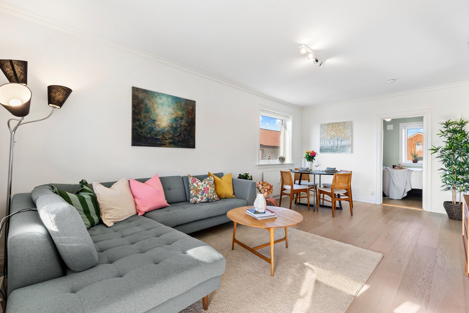 Det møbleringsvennlige arealet har god plass til både tv-lounge, spisebord og et sosialt liv. Galleribilde