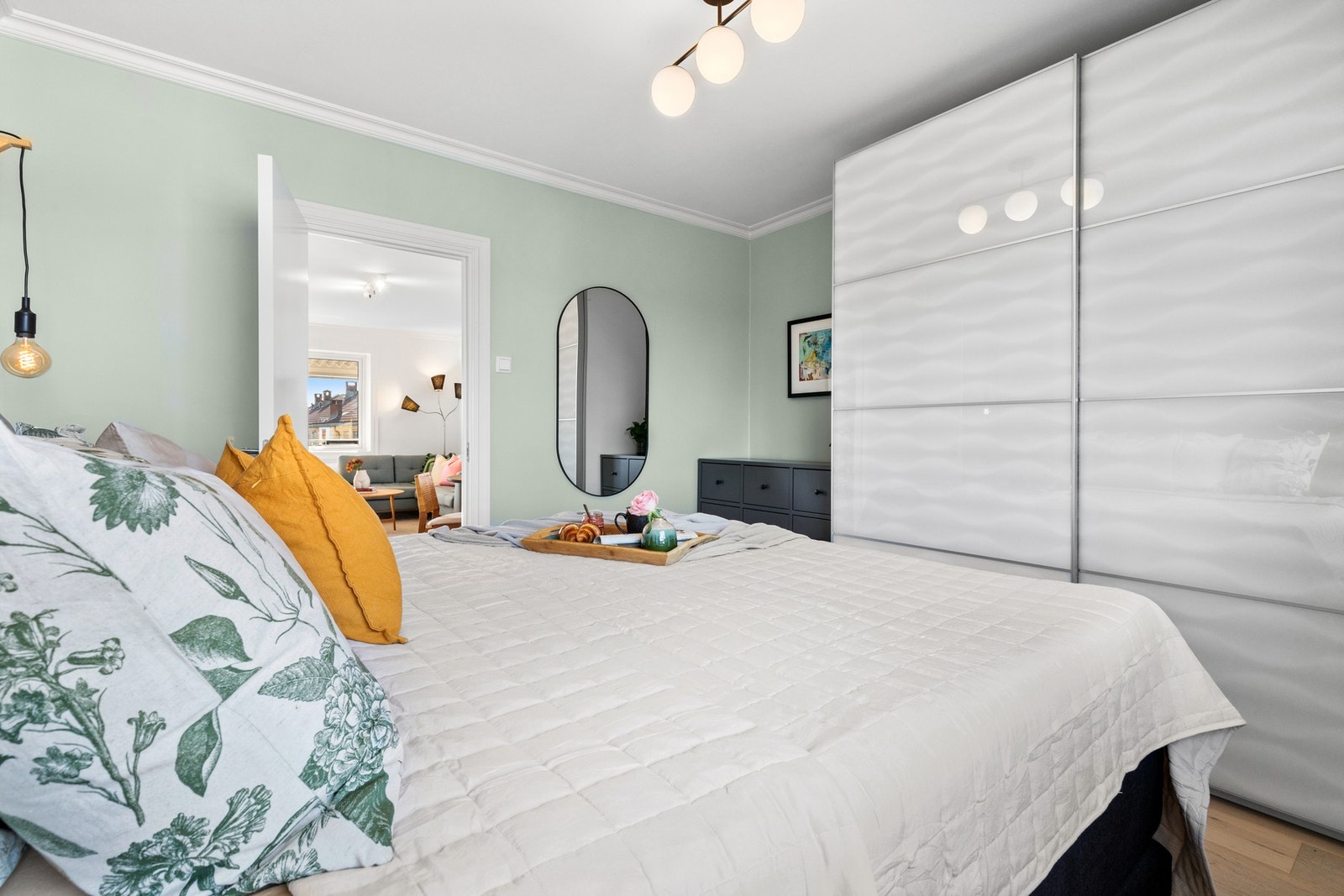 Det største rommet er innredet med en stor skyvedørsgarderobe som gir rikelig oppbevaringsplass Galleribilde