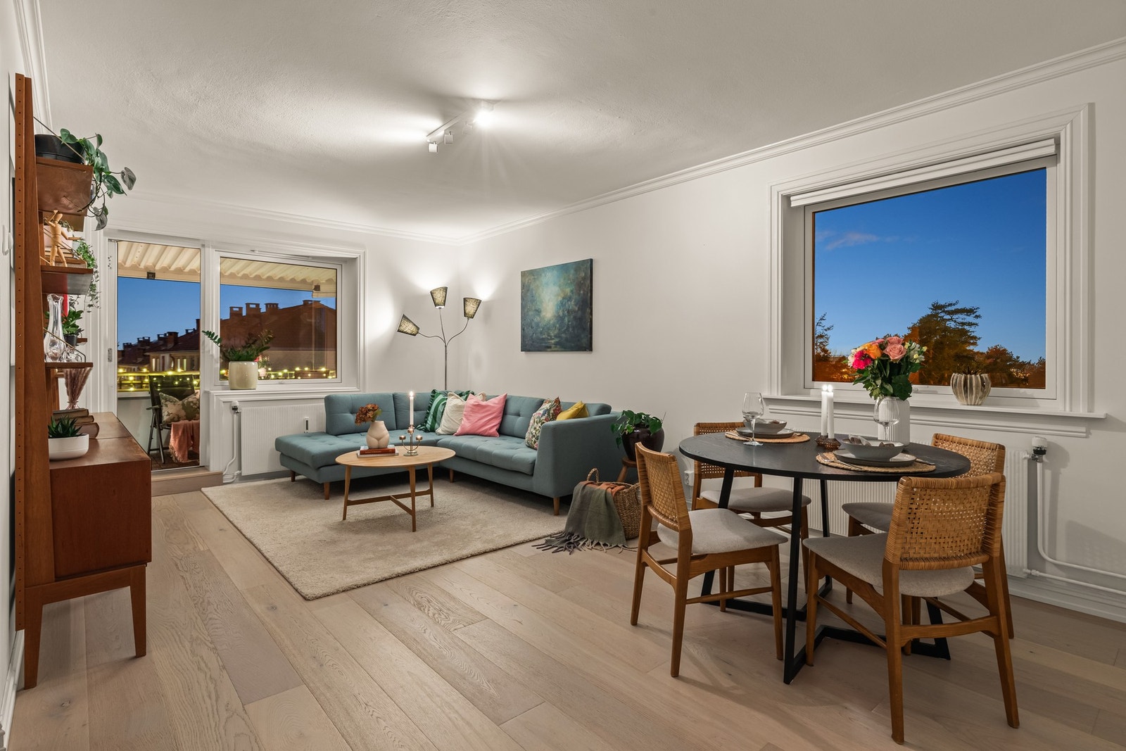 Stuen har glatte, lyse veggflater, enstavs parkettgulv og glatt, hvitmalt himling med spotlampe Galleribilde