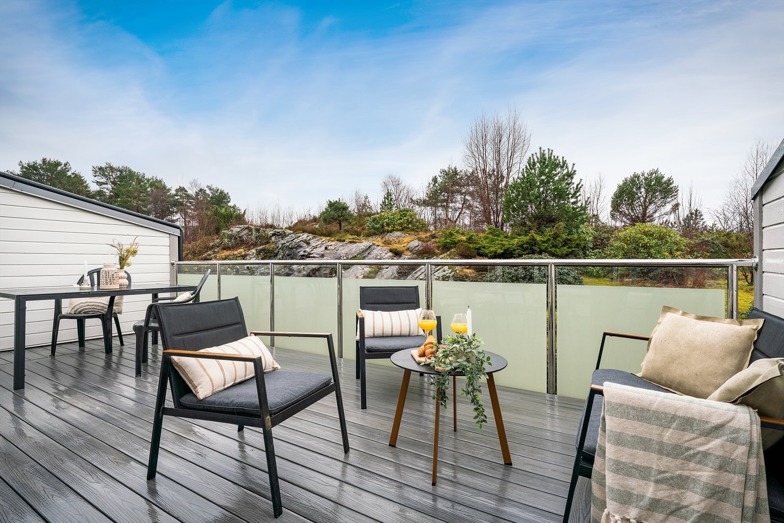 - Et innholdsrikt rekkehus over 2 plan med solrike utearealer, hage og medfølgende garasjeplass - Galleribilde