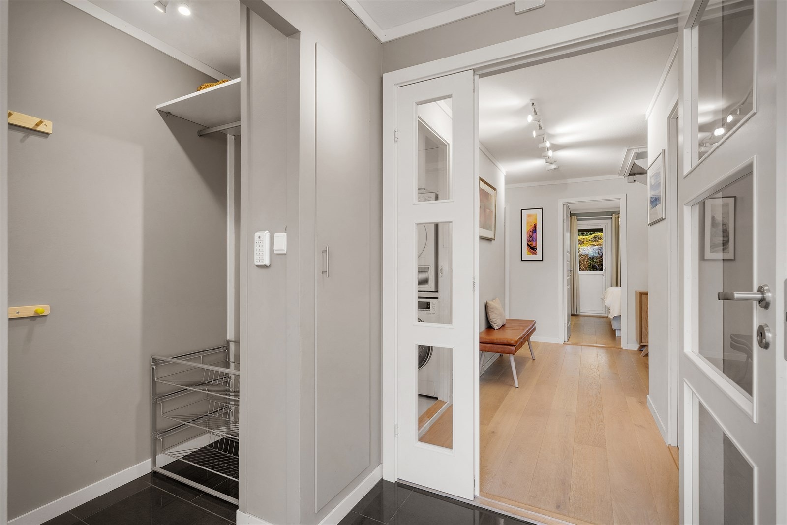 - Entréen måler 3,9m² og har praktiske fliser på gulv - Galleribilde