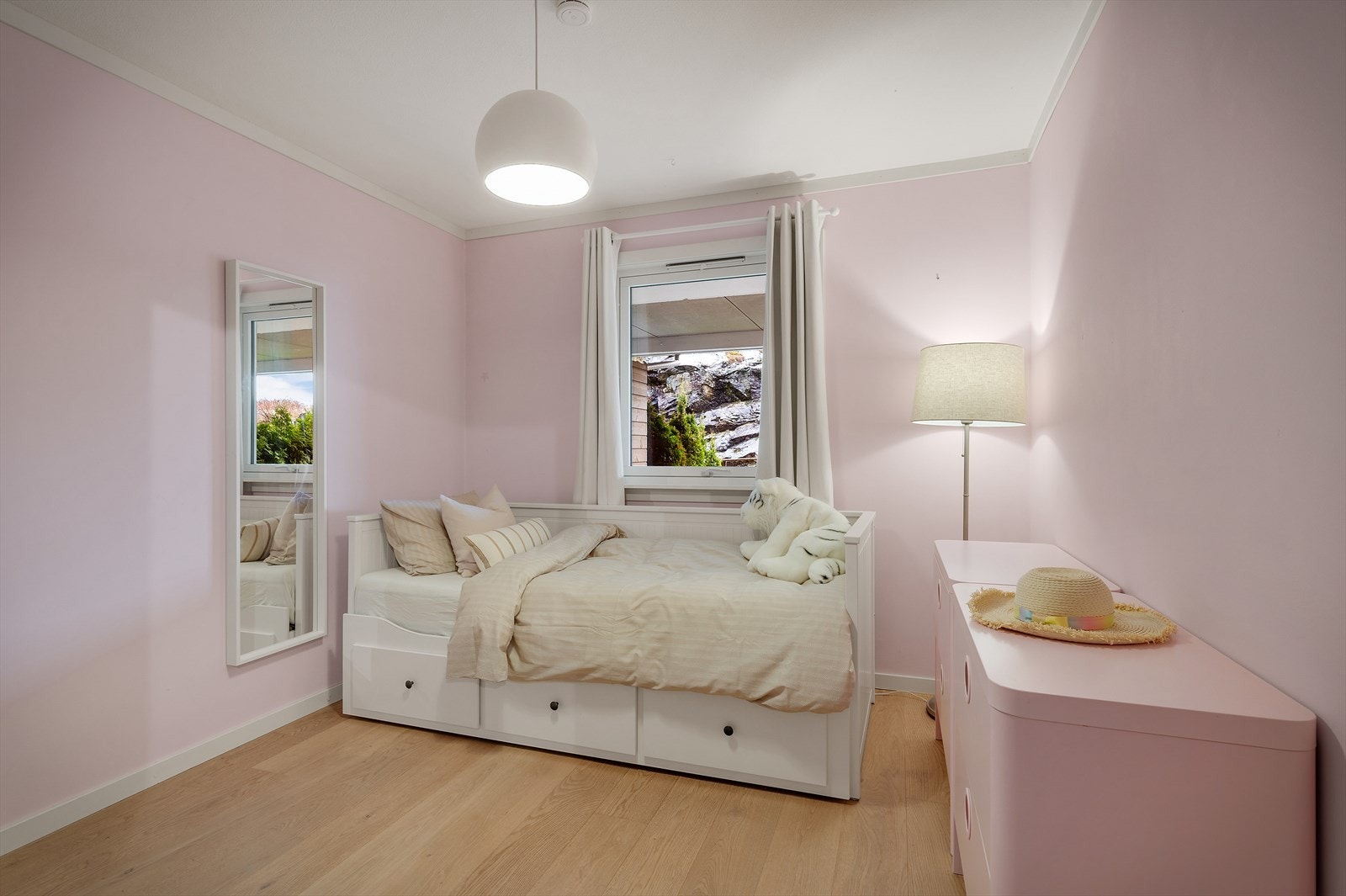 - Soverom 2 måler 9,9m² - Galleribilde