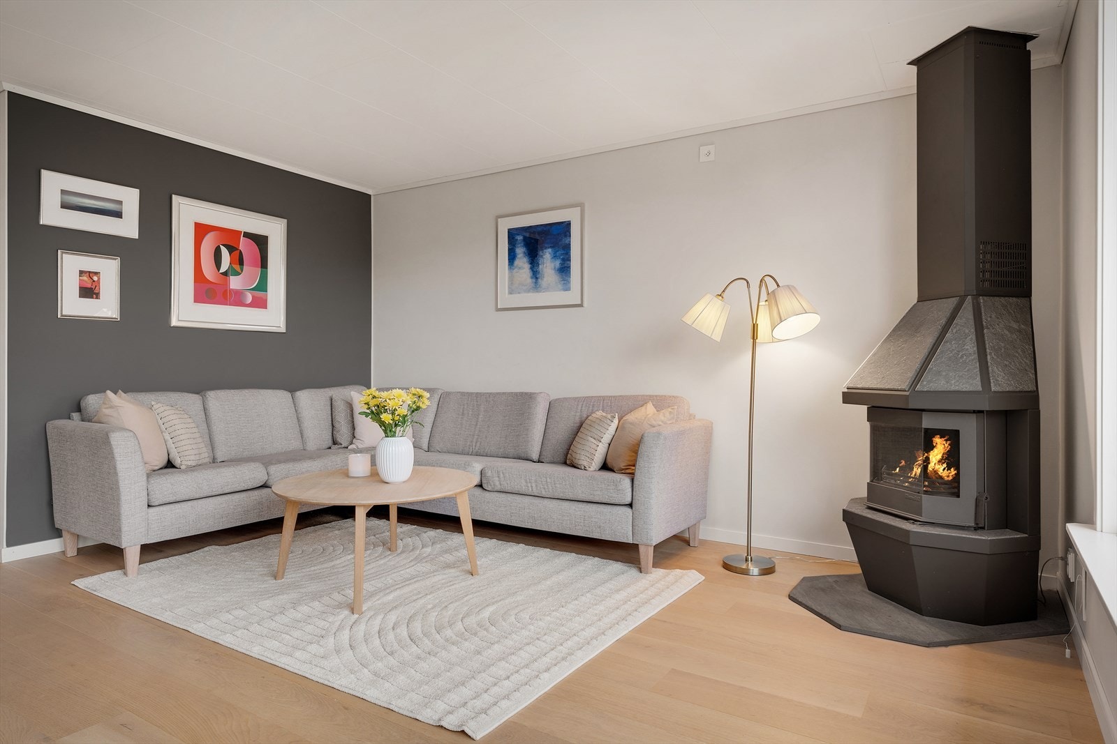 - Stuen måler hele 27,9m² og har god plass til ønsket møblering - Galleribilde