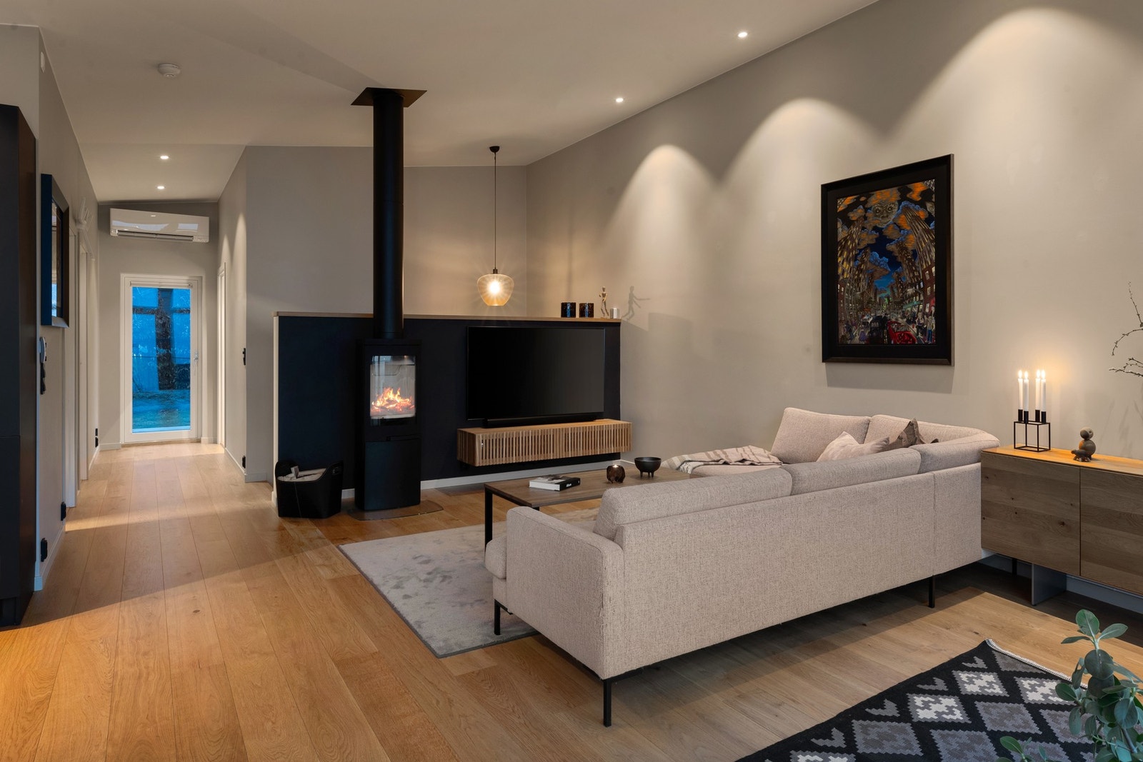 Boligen holder gjennomgående god standard og fremstår som lys og delikat. Galleribilde