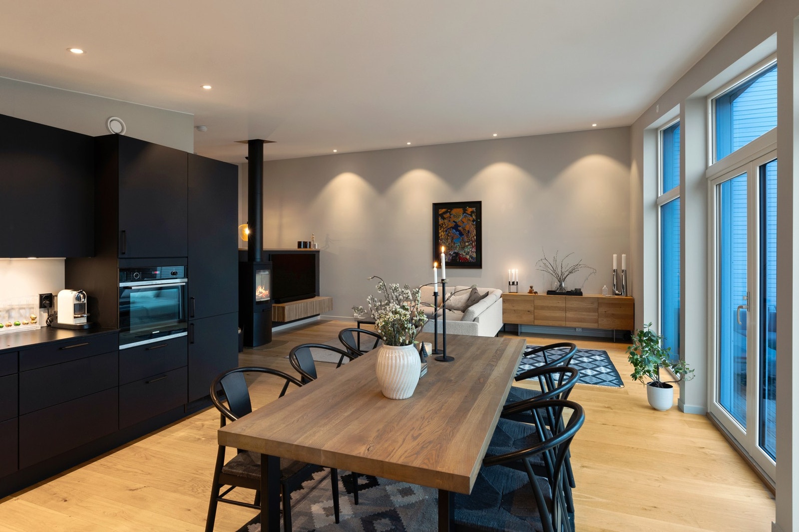 Tv-benken i heltre eik medfølger. Galleribilde