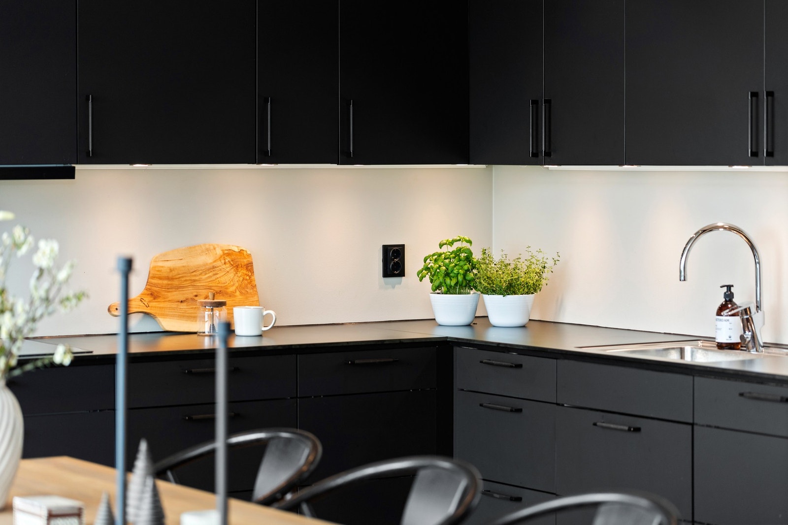 Innredningen fra Aubo har matte svarte fronter og integrerte hvitevarer, inkludert komfyr, induksjonstopp, oppvaskmaskin og kjøl/frys. Galleribilde