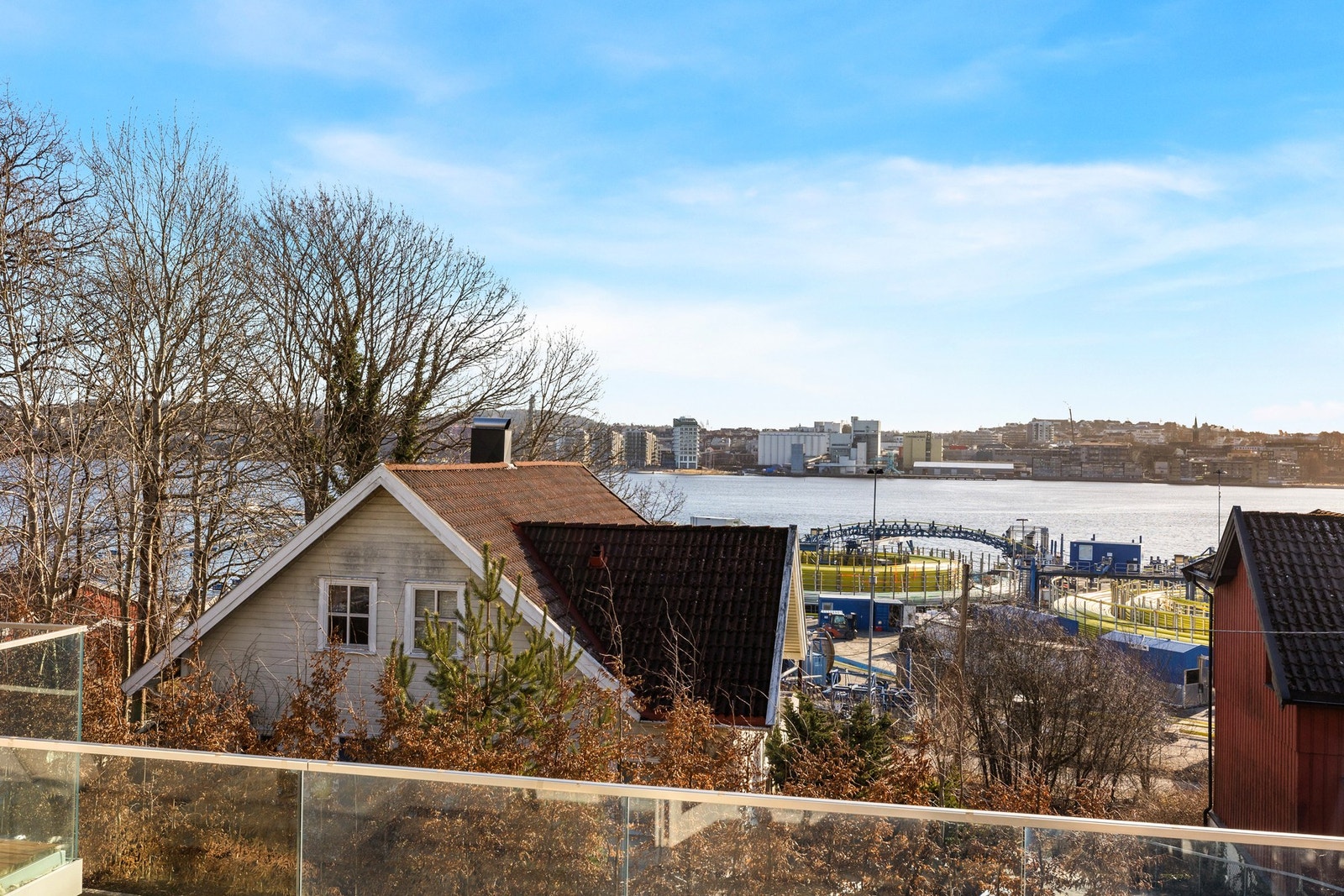 Tvers over sundet finner du byens nye tilskudd, Riviera Hotell. Hotellet er topp moderne, beliggende i vakre omgivelser; et naturlig samlingspunkt for både tilreisende og for byens innbyggere. Galleribilde