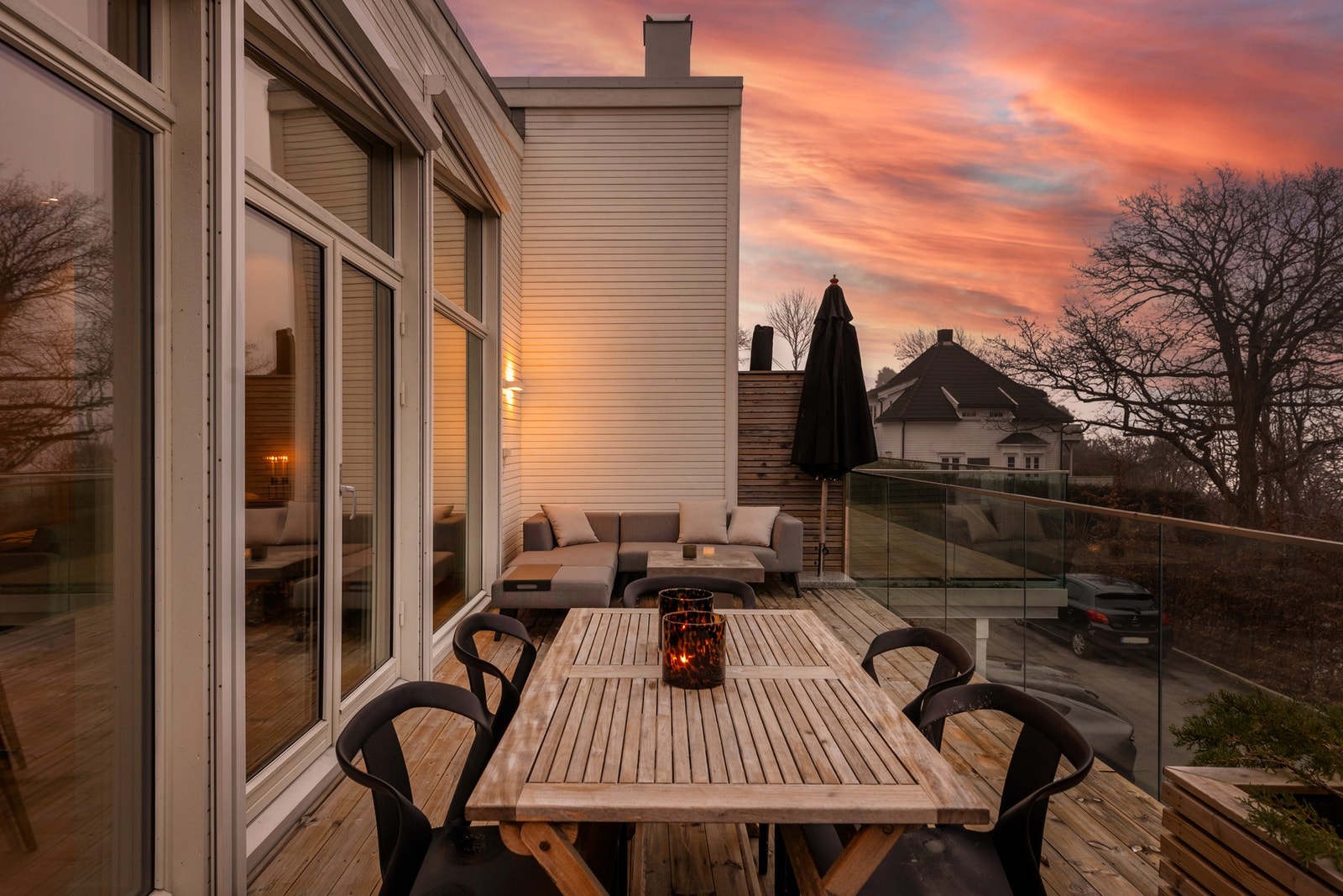 Fra stuen har du direkte utgang til en østvendt veranda på ca. 22 m² Galleribilde