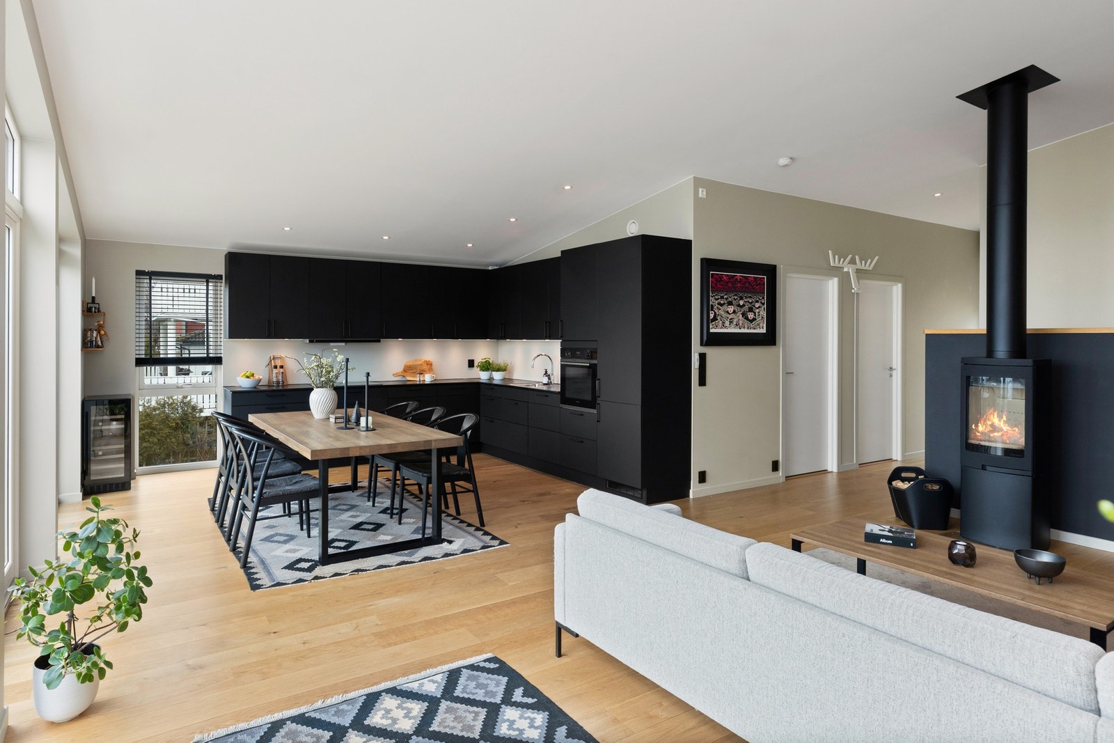 Benkeplassen er generøs og det er godt med skapplass for praktisk oppbevaring. Galleribilde