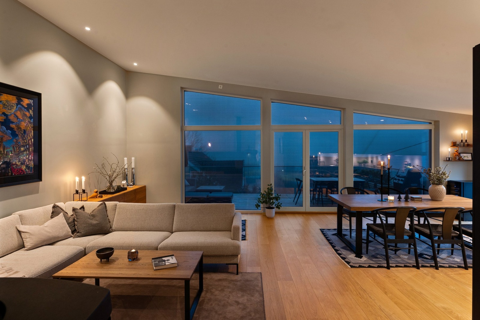 Gulvene er belagt med enstavet parkett. Galleribilde