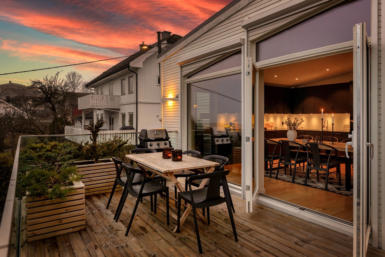 Boligen ligger i et område med villabebyggelse. Galleribilde