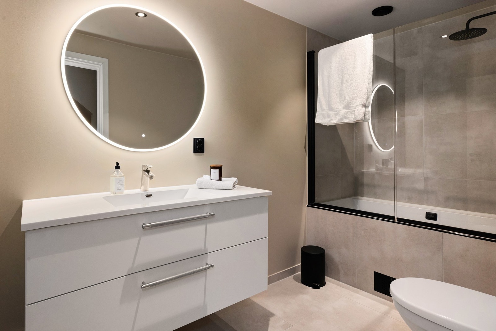 Fliser i dusjsonen ellers aquaproplater på veggene, på badet i underetasjen. Galleribilde