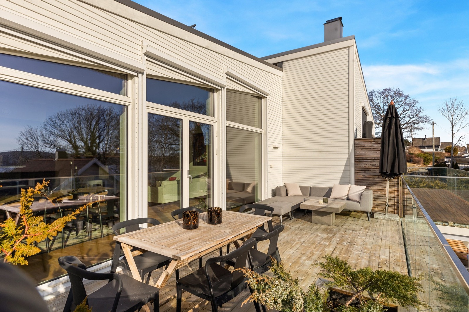 Her kan du nyte morgensolen, med en god kopp kaffe, eller avslapning med utsikt mot sjøen. Galleribilde