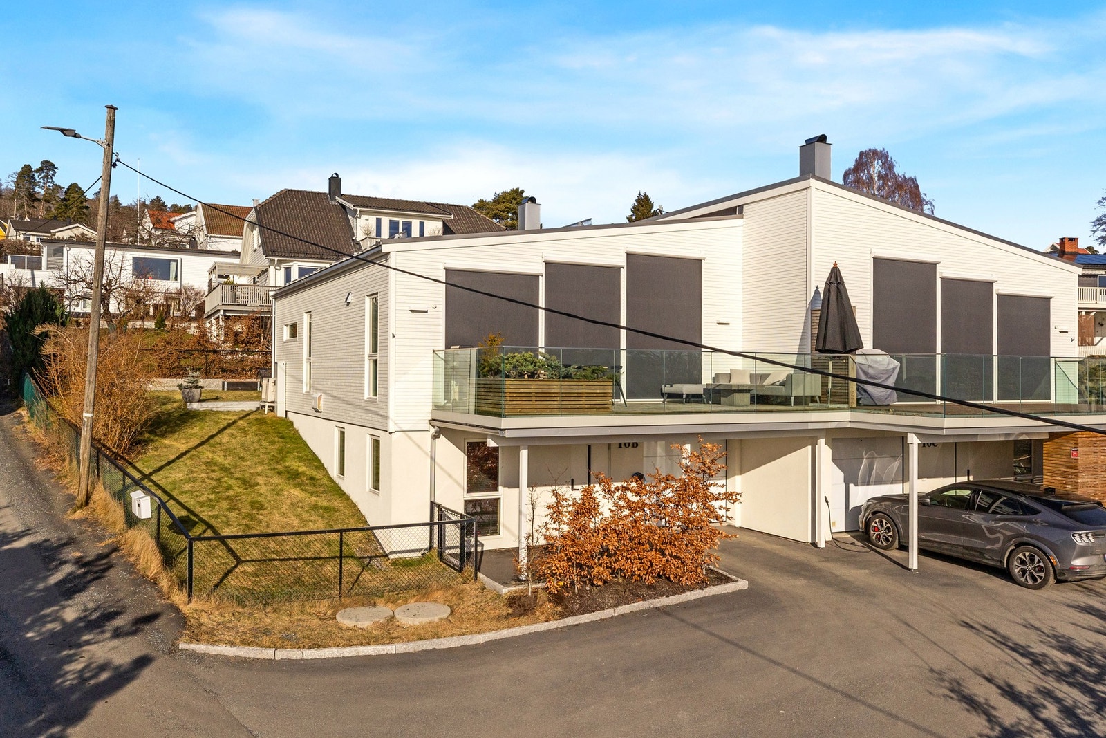 Samtlige vinduer i front har elektriske screens, slik at du slipper skarpt sollys direkte inn i boligen, samtidig som at de ikke blokkerer noe av utsikten. Galleribilde