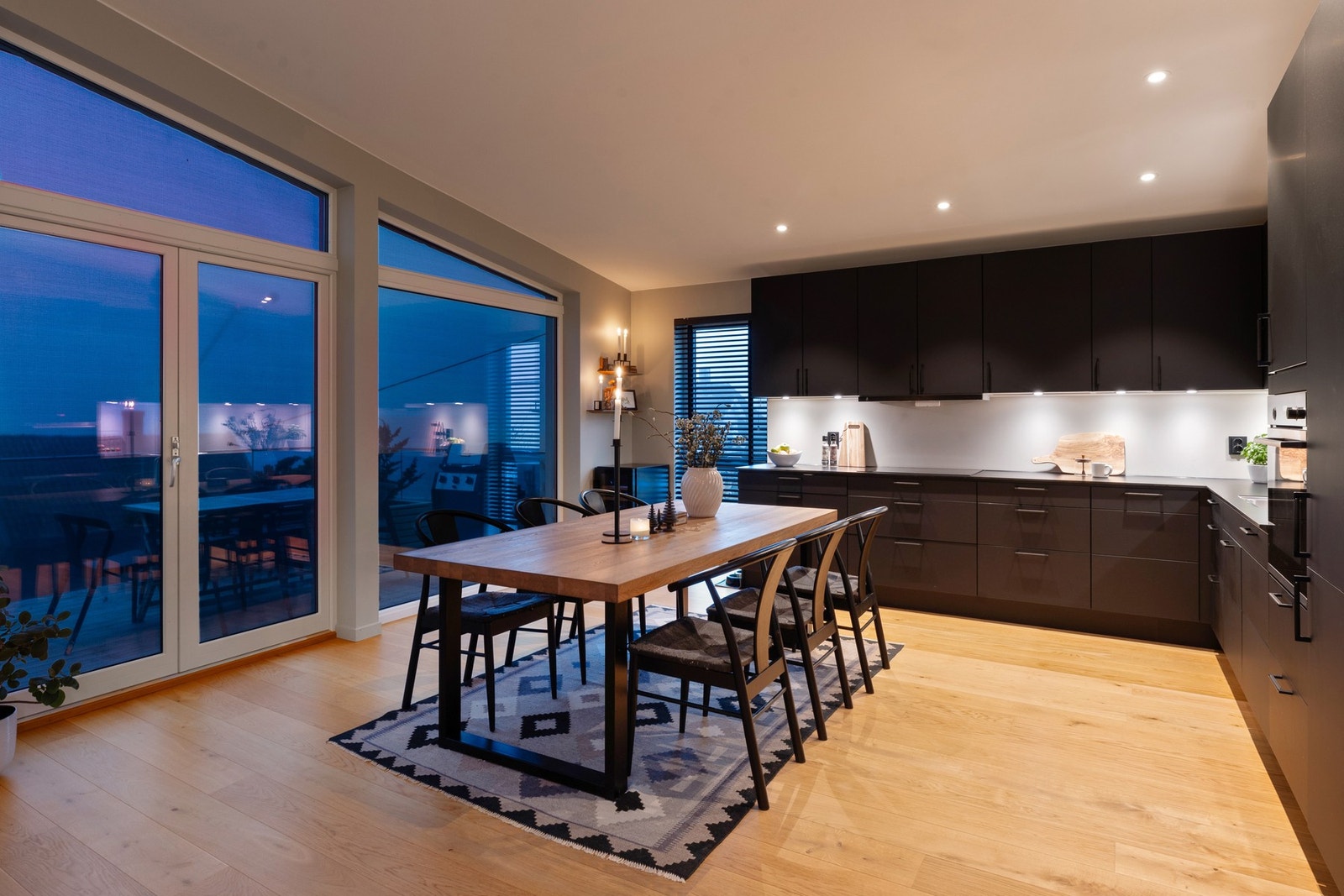 Etter mørkets frembrudd sørger spotter innfelt i himlingen for jevn og dekorativ belysning. Galleribilde