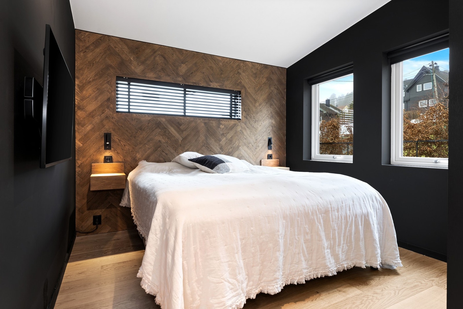 Det er tilsammen fire soverom i boligen. Nattbord i heltre eik, på hovedsoverommet, medfølger. Galleribilde