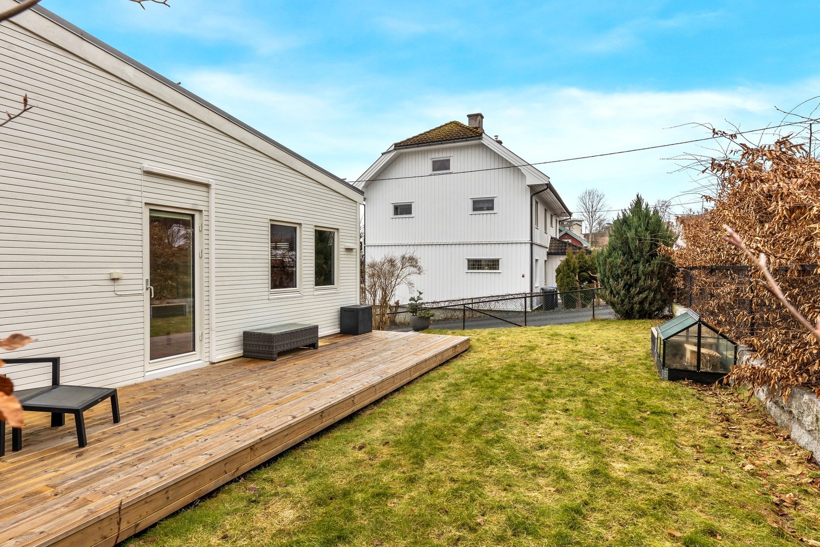 På baksiden av huset finner du en vestvendt markterrasse som gir ettermiddags- og kveldssol, frem til rundt kl. 19-20 på sommeren. Galleribilde