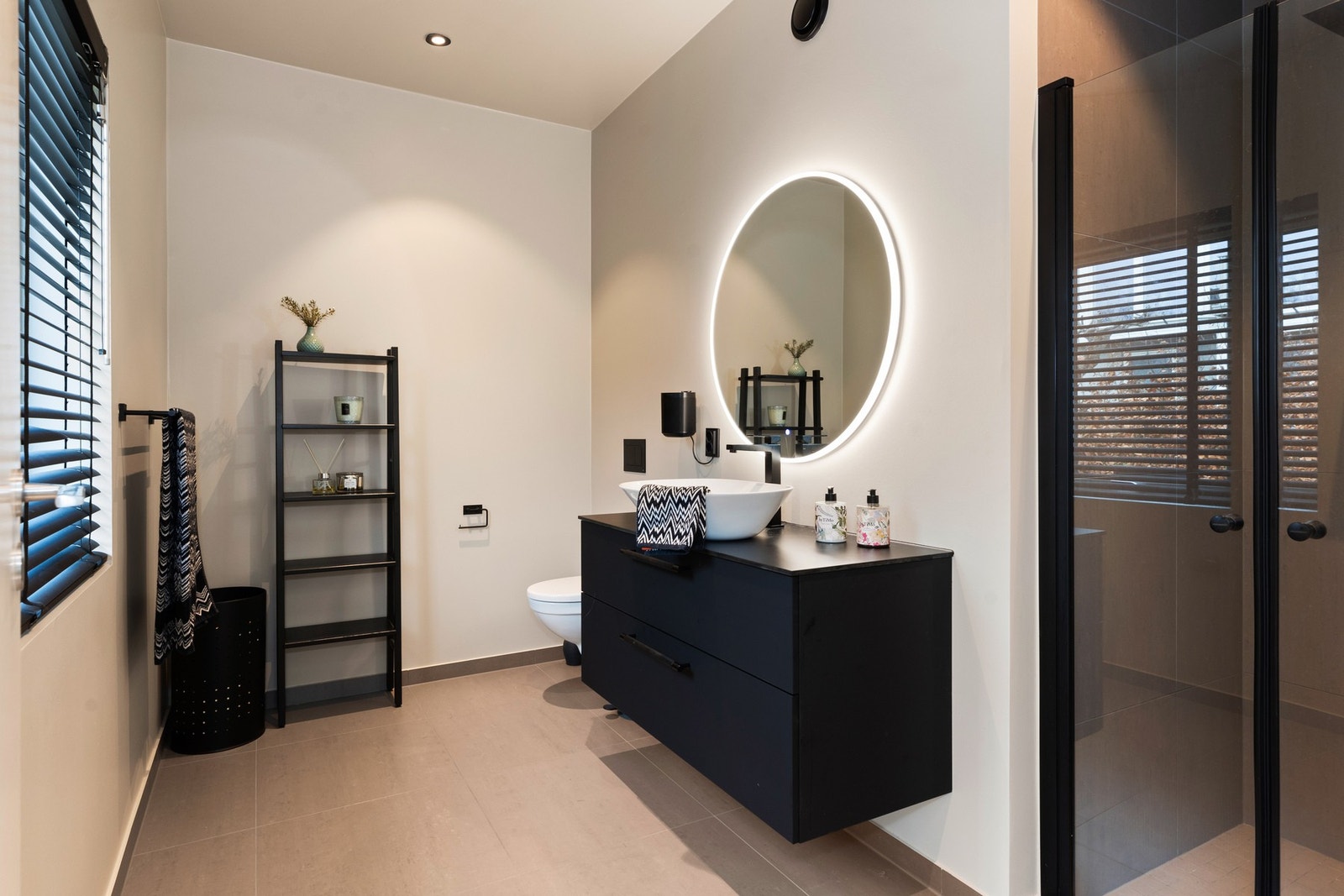 Fliser i dusjsonen og aquaproplater på veggene i våtsonen og gips ellers, på badet i 1.etasje. Galleribilde