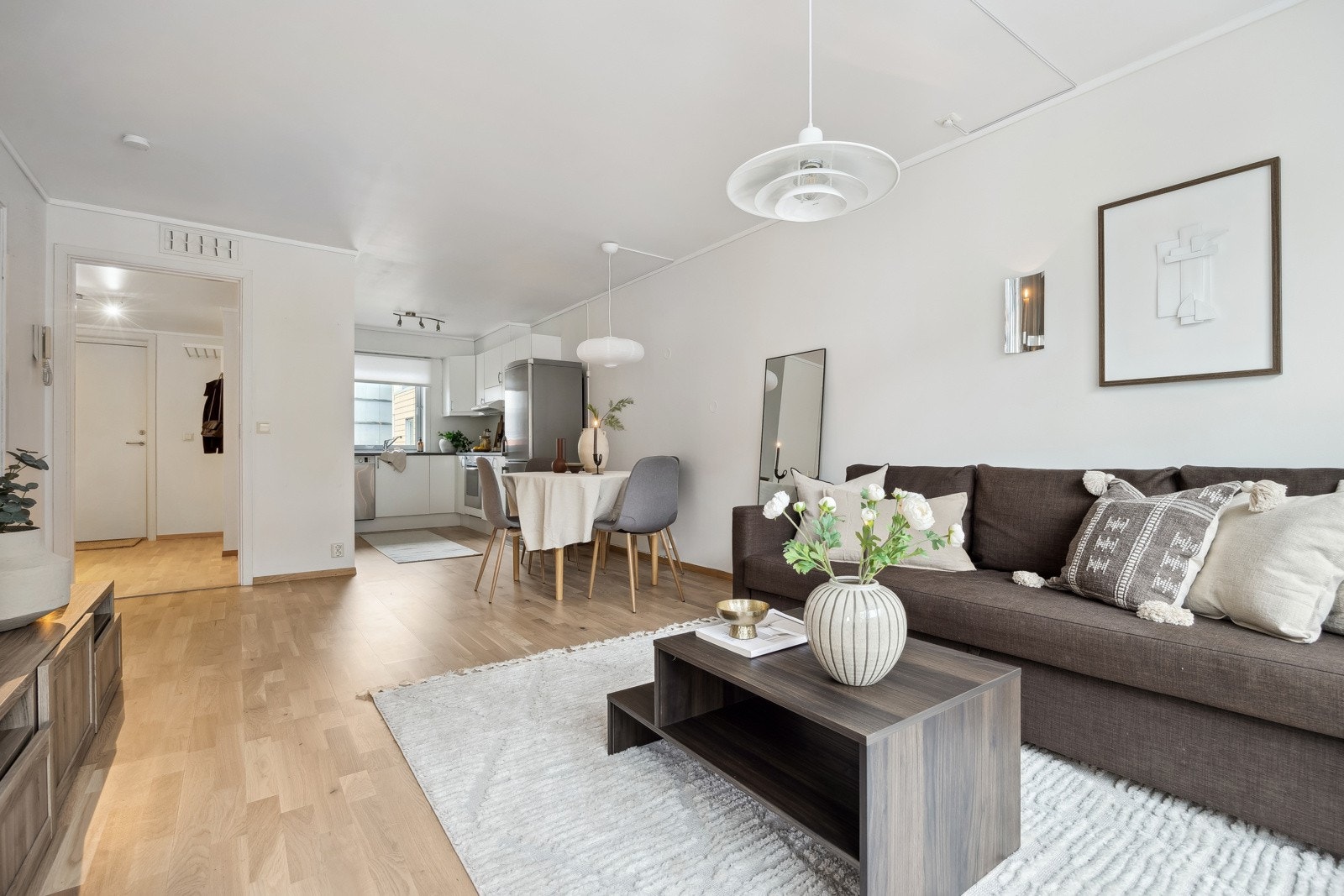 Leiligheten er malt i tidløse nyanser som harmonerer fint med øvrige flater, og store vindusflater i flere himmelretninger gir gjennomgående dagslys. Galleribilde