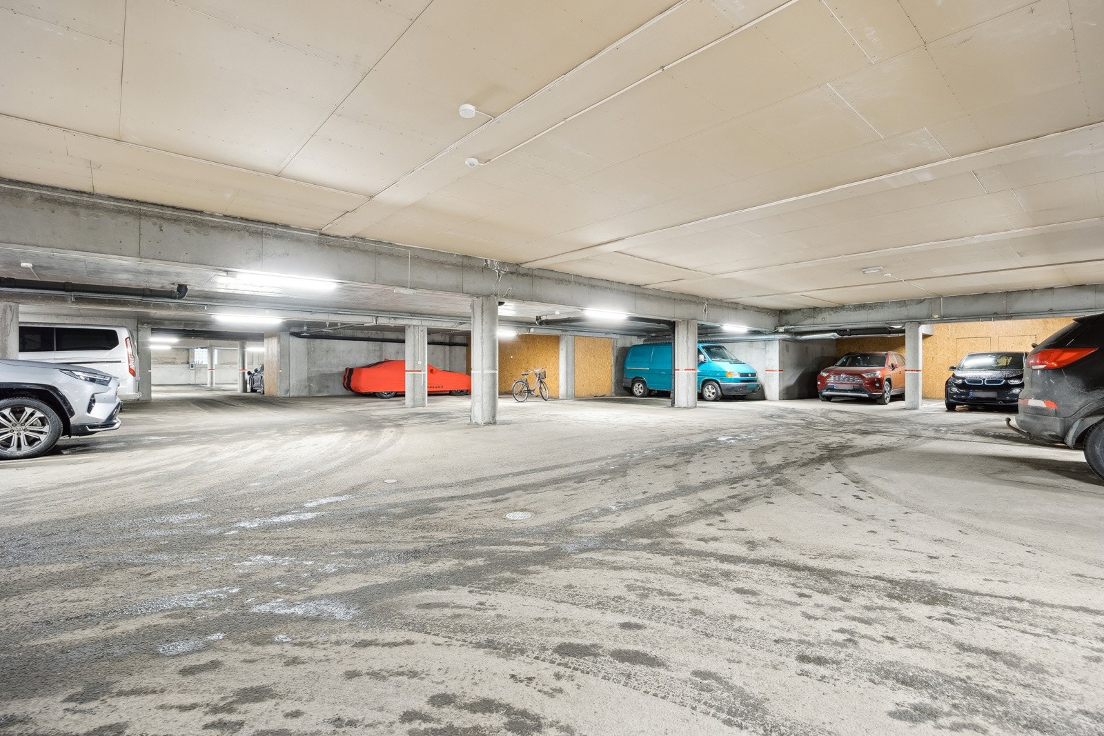 Seksjonen disponerer en egen parkeringsplass i byggets p-kjeller. Galleribilde