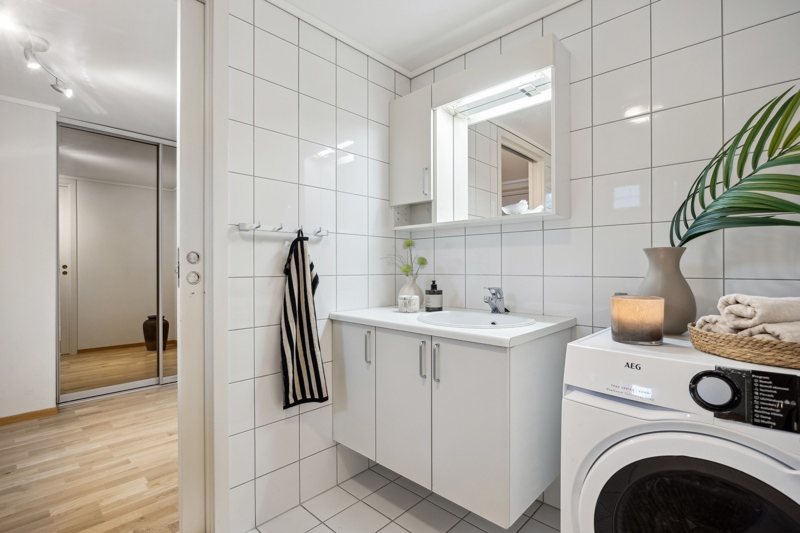 Det 5,5 kvm store badet er flislagt med behagelig gulvvarme. Galleribilde