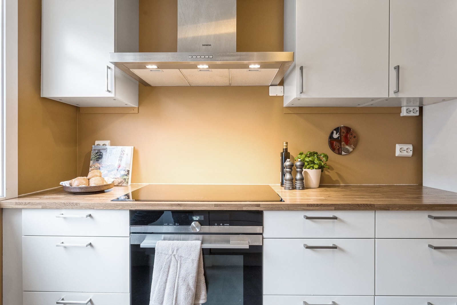 Kjøkkenet har mye skap og benkeplass og er adskilt fra stuen. Galleribilde